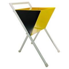 Tavolino tricolore brasiliano di Carlo Hauner in legno laccato e ferro, circa 1960.