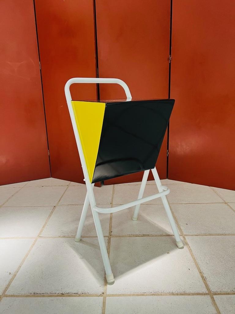 Increíble taburete tricolor Carlo Hauner circa 1960 de madera y hierro policromado. Condiciones perfectas.