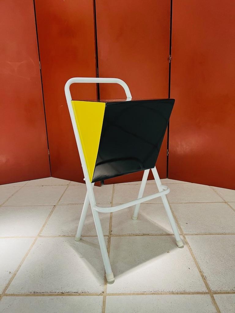 Incroyable tabouret Carlo Hauner tricolore circa 1960 en bois et fer polychromé. Des conditions parfaites.