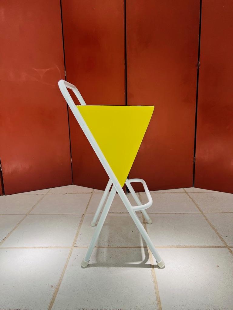 Carlo Hauner taburete tricolor brasileño de madera y hierro circa 1960 mediados del siglo XX en venta