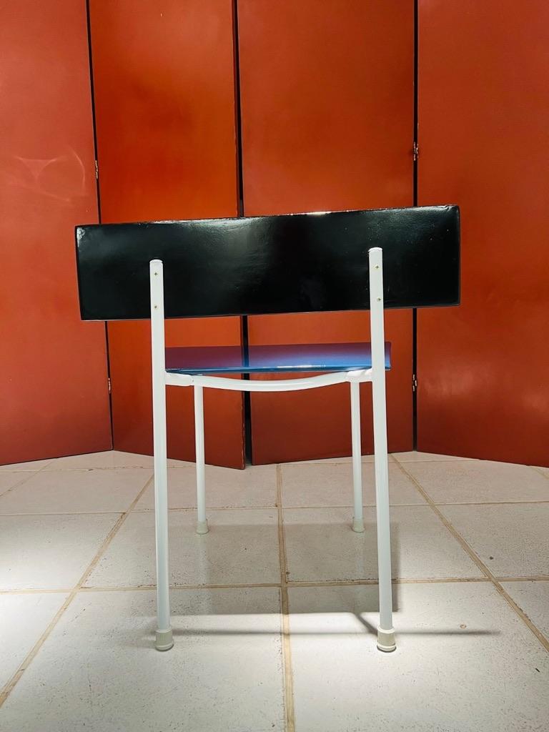 Autre Chaise brésilienne Carlo Hauner bleue et blanche en bois polychromé et fer 1960 en vente