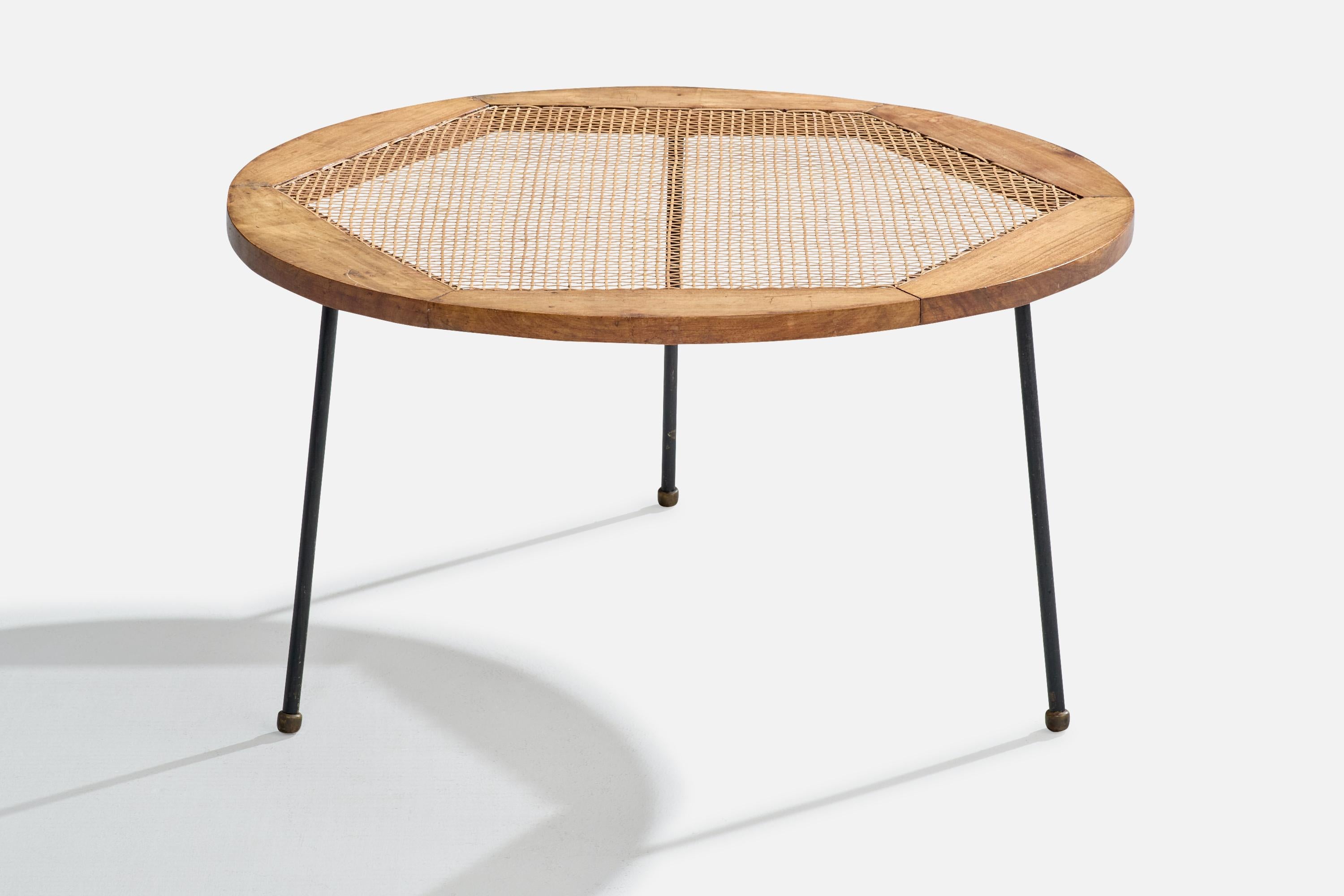 Table basse en bois de caviúna, fer peint en noir, rotin et laiton, conçue par Carlo Hauner et produite par Móveis Artesanal, Brésil, vers les années 1950. 

Avec l'étiquette du fabricant sur la face inférieure, comme illustré.

Très légères rayures