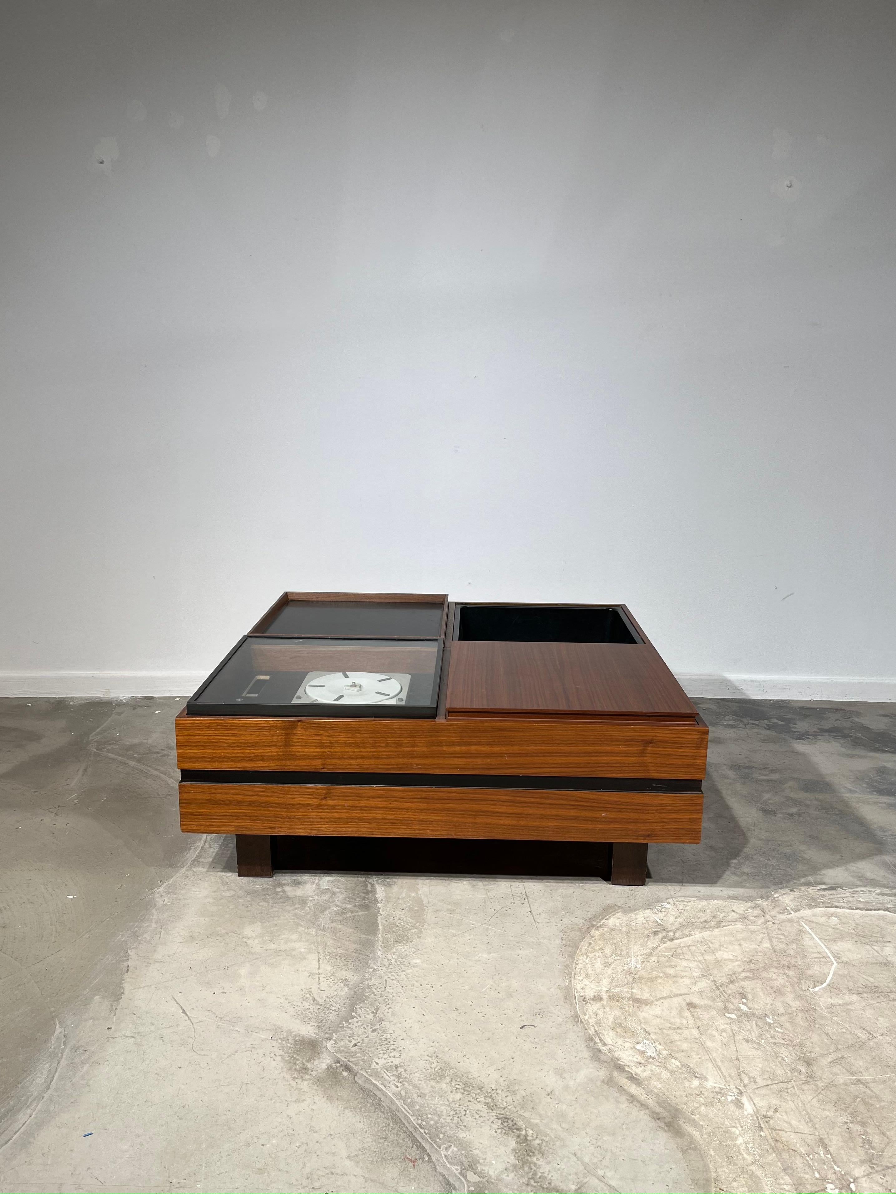 Iconic Carlo Hauner modular coffee table with 4 compartments. One has a plastic movable protection to add plants or to be used as a bar. One has a glass top (originally to show a disc player but not in function, so we choosed to move it away). The