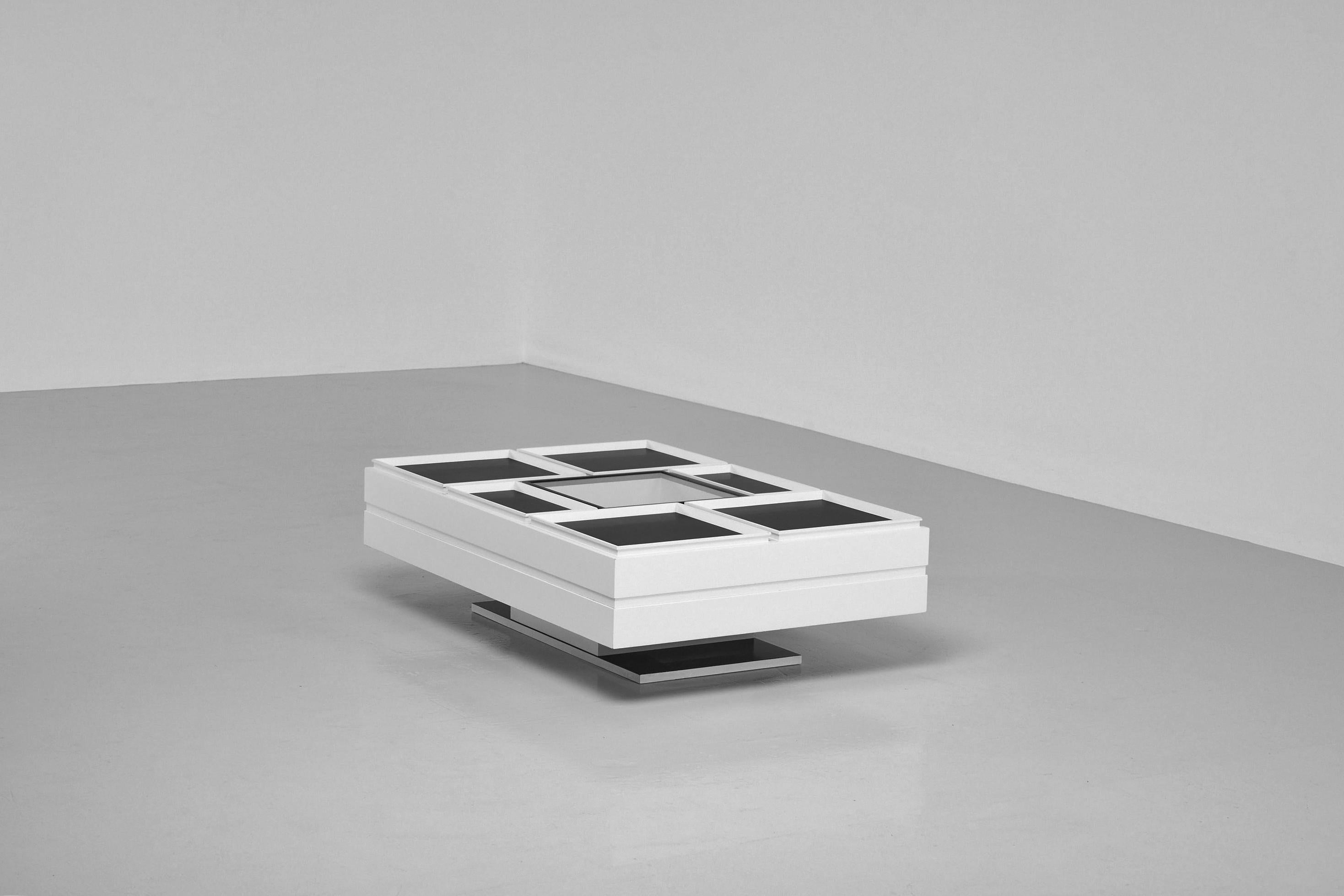 Vielseitiger Couchtisch, entworfen von Carlo Hauner und hergestellt von Forma, Italien 1961. Dieser Couchtisch besteht aus weiß lackiertem Sperrholz und hat sieben Platten mit schwarzem Laminat, eine davon mit Glasplatte und Messingrand. Die