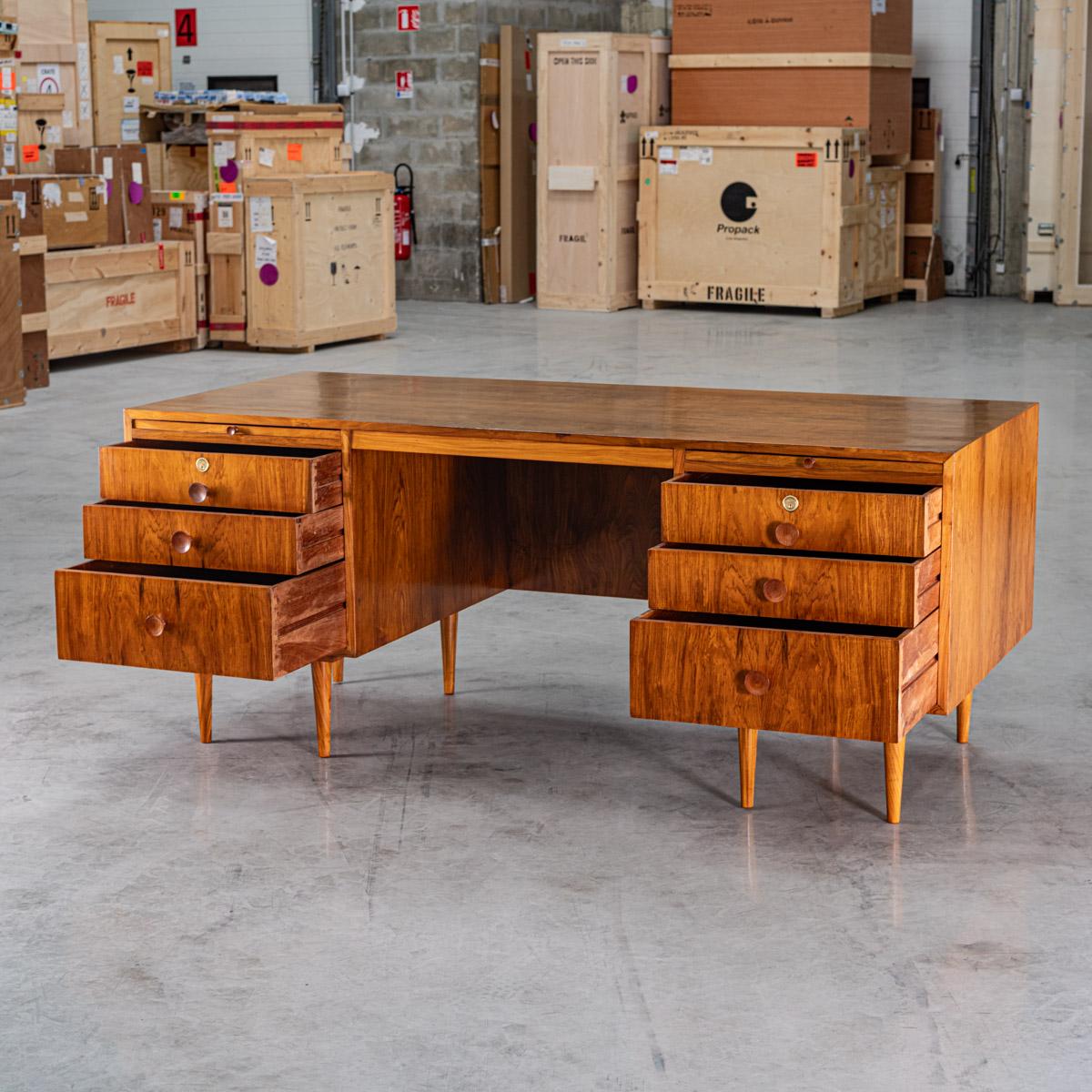 Fait main Carlo Hauner. Bureau (sur commande spéciale), bois de Caviuna, vers 1950 en vente
