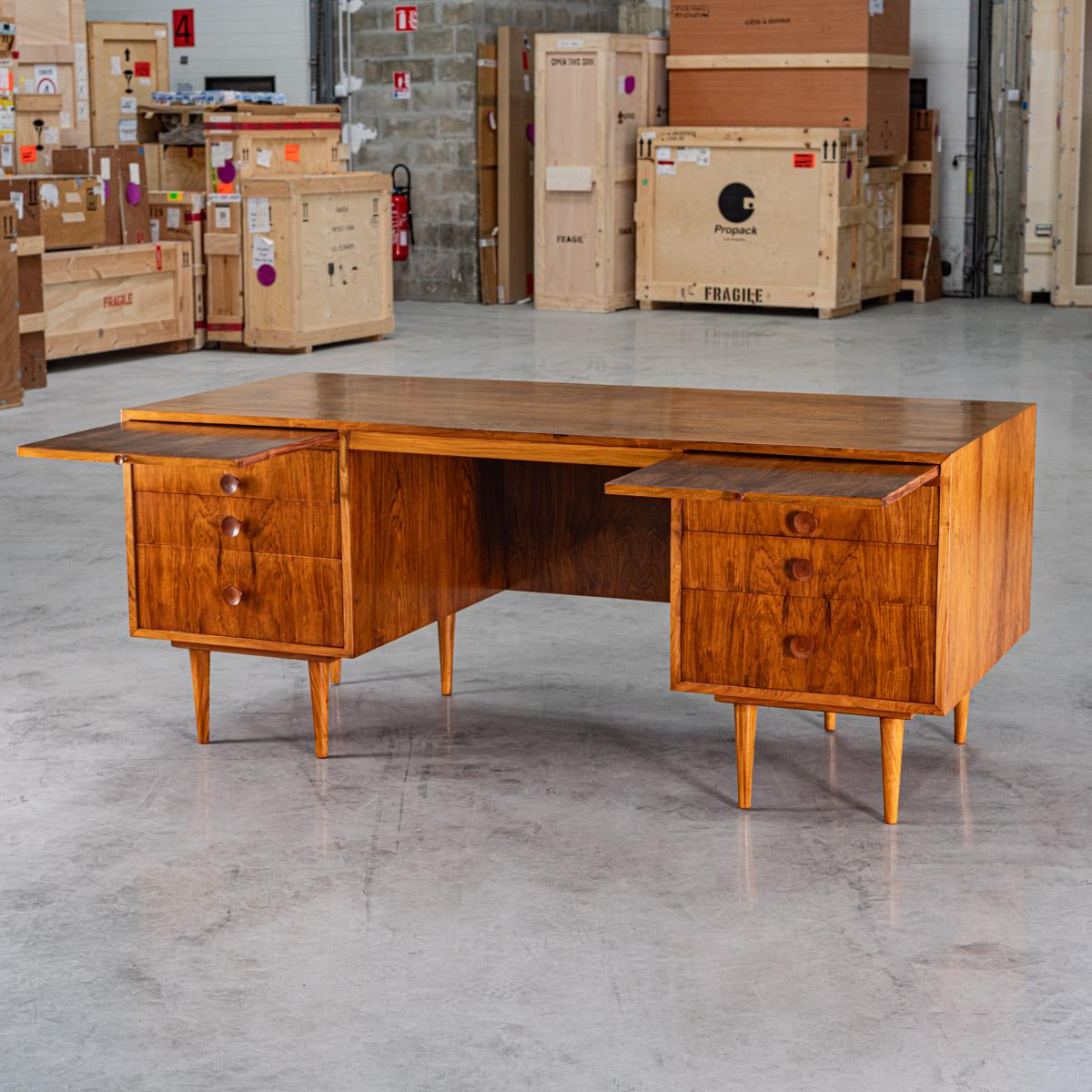 Carlo Hauner. Bureau (sur commande spéciale), bois de Caviuna, vers 1950 Excellent état - En vente à PARIS, FR