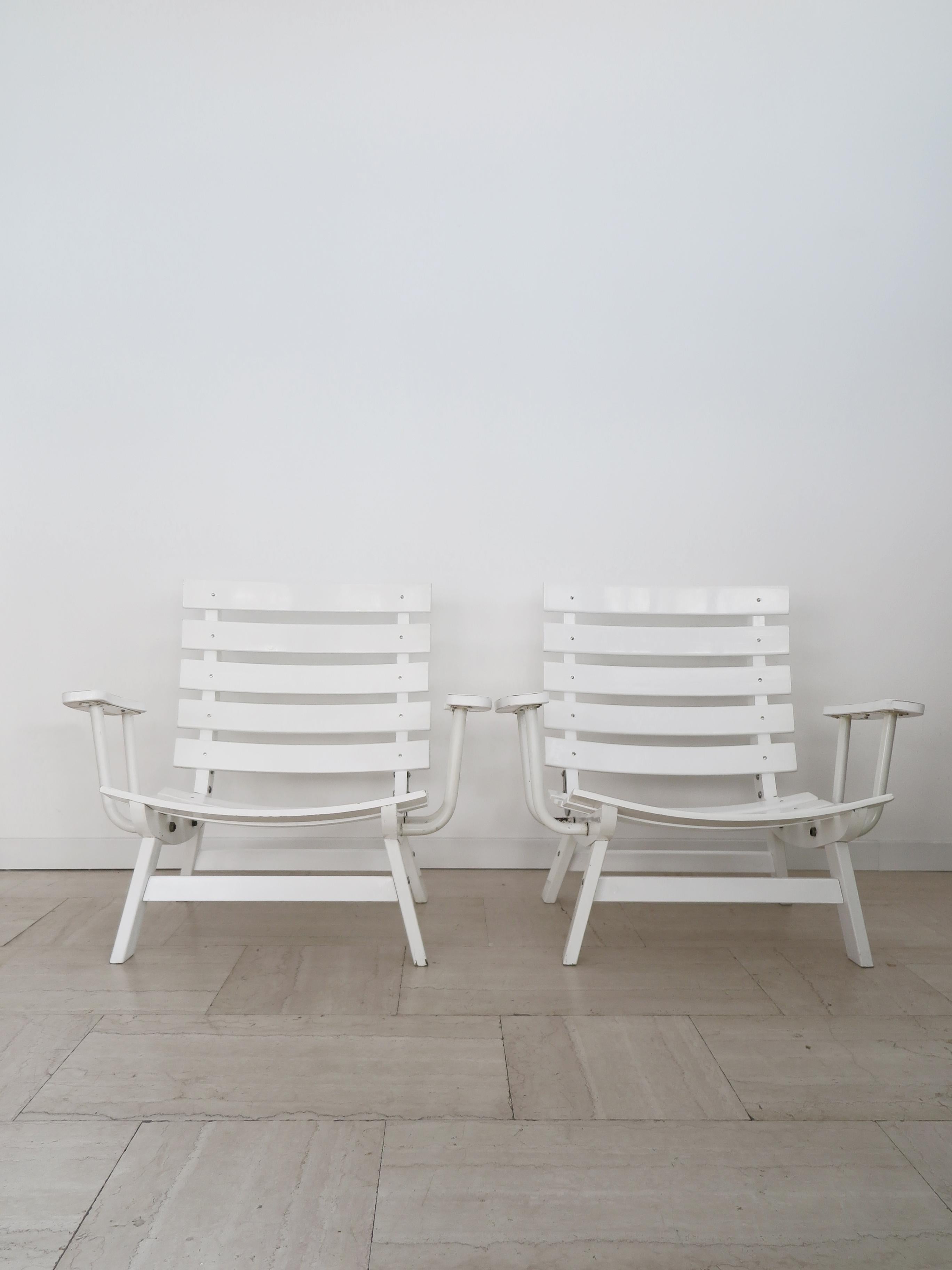 Couple de fauteuils de jardin pliants italiens de style moderne du milieu du siècle dernier, conçus par Carlo Hauner et produits par BFC, en bois de hêtre laqué blanc et détails métalliques en acier inoxydable, Italie, production des années