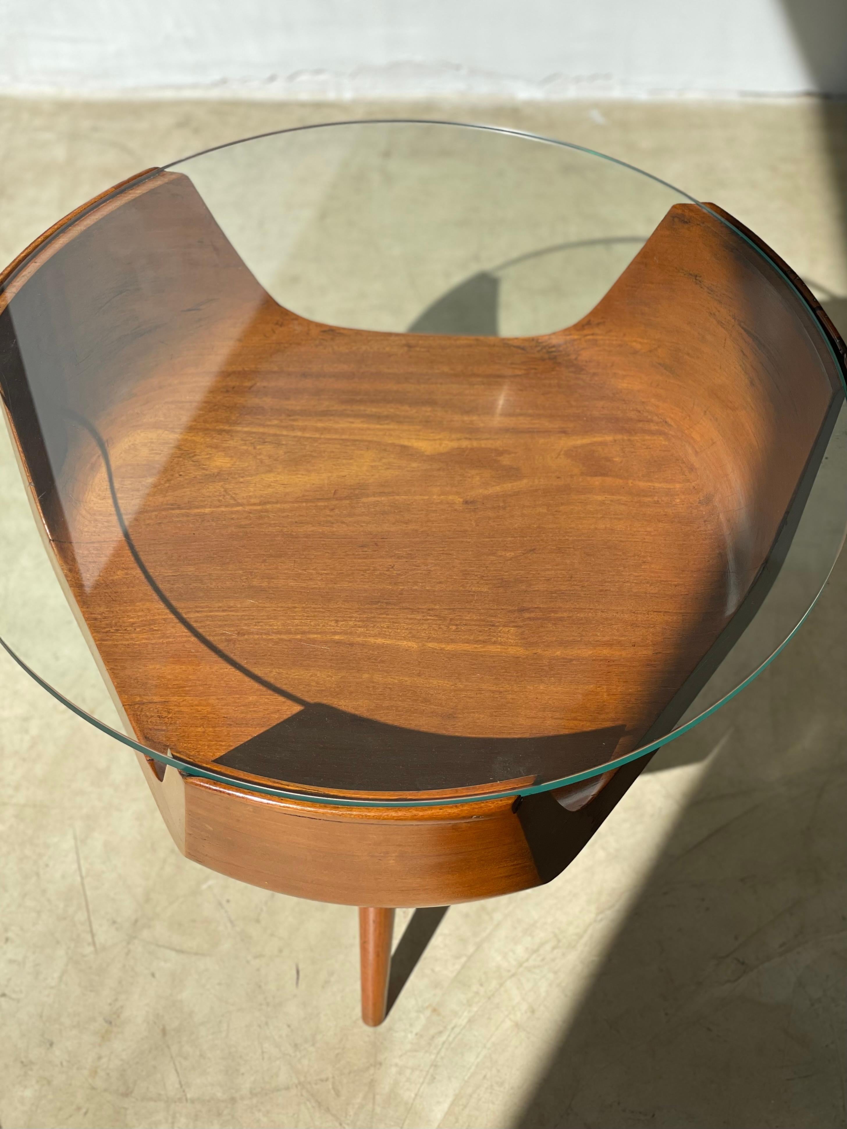 This is an extremely charming and rare table. This is a table that is an sculpture at the same time because it has no wood splices, being made in a single caviúna block. This wood is as noble as rosewood and is also known as 