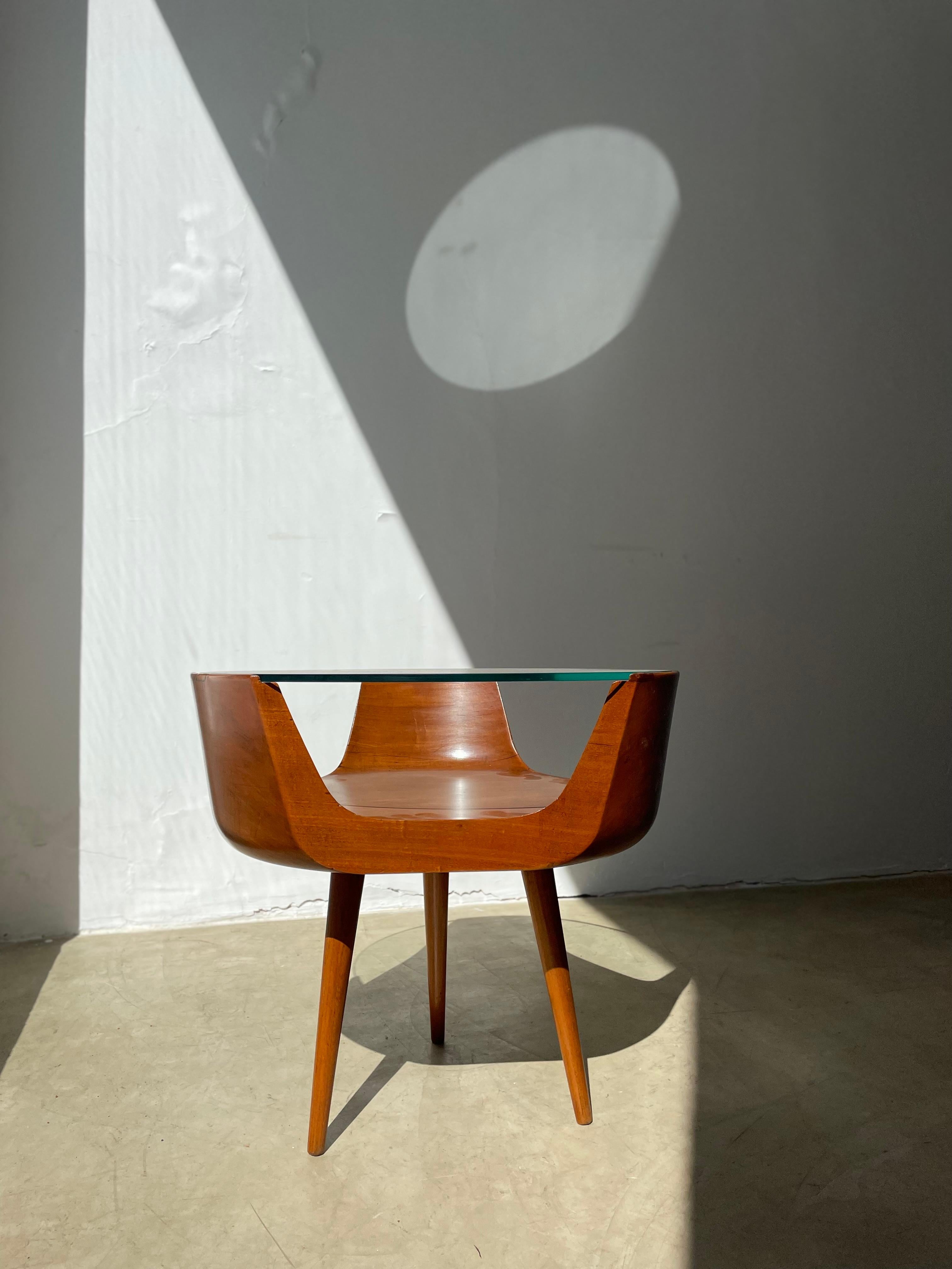 Carlo Hauner for Móveis Artesanal/Forma. Mid-Century Modern Side Table in Wood In Good Condition For Sale In Sao Paulo, SP