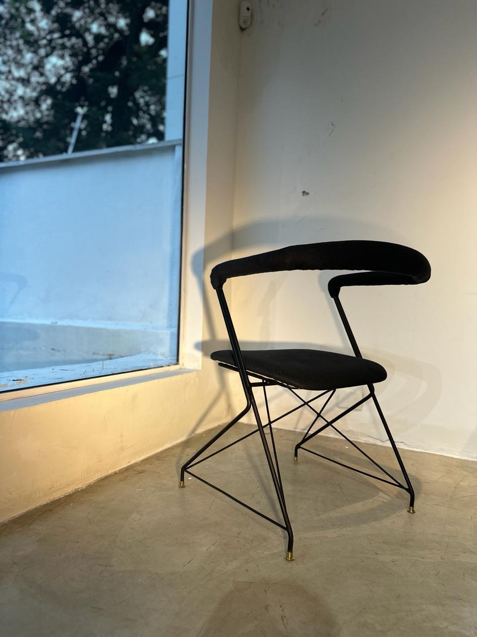 Fauteuil extrêmement rare avec une structure en fer et un rembourrage moulé, extrêmement confortable. Cette chaise est un bon exemple de l'avant-gardisme du design mobilier au milieu des années 1950.  Il a été acquis directement auprès de la famille