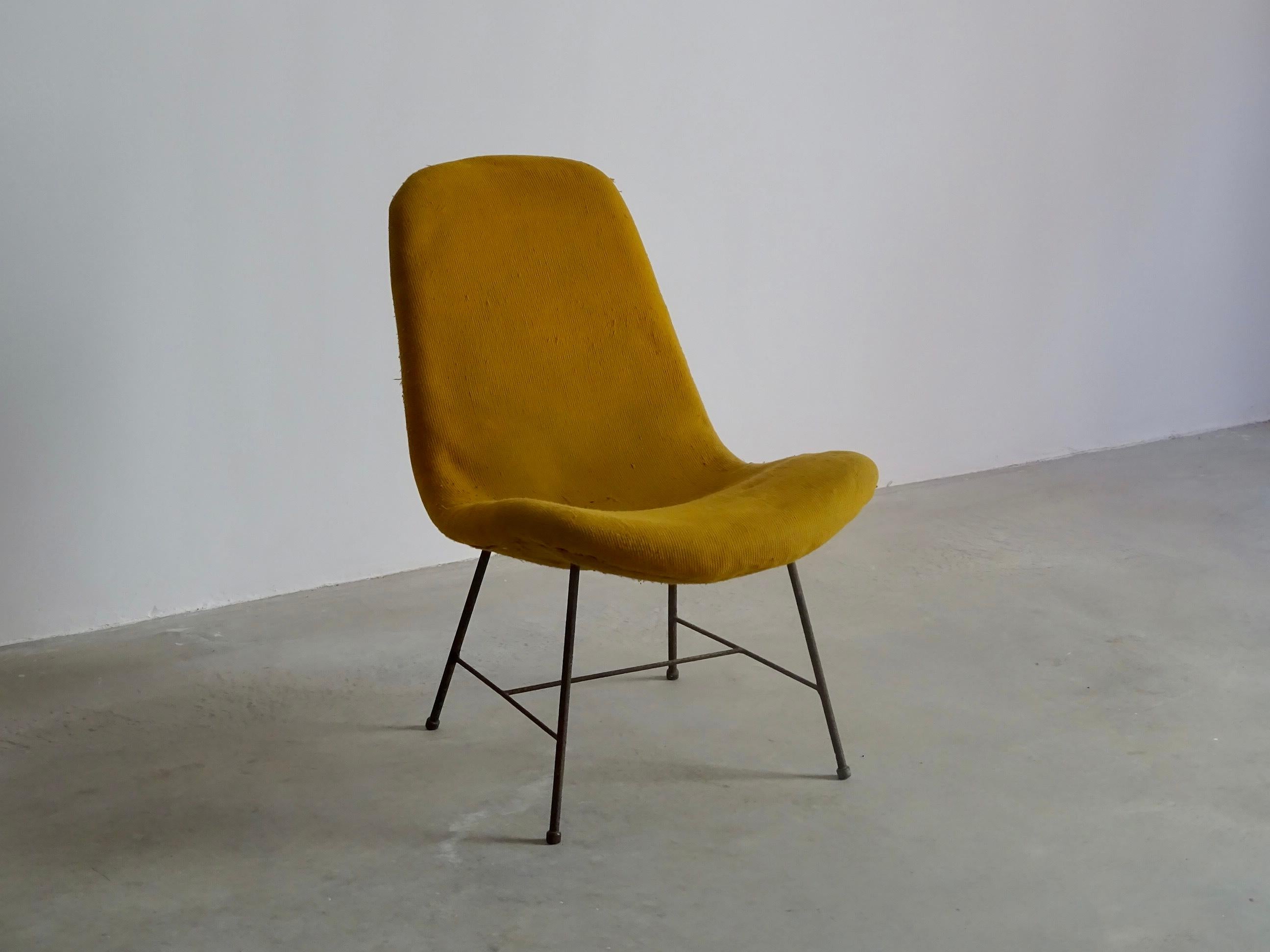 Lounge chair designed by Carlo Hauner, produced by “Móveis Artesanal” around 1954 in São Paulo (Brazil). Original condition, yellow worn fabric as photos show, solid iron structure and brass feet. The chair hasn’t been restored to preserve it in its