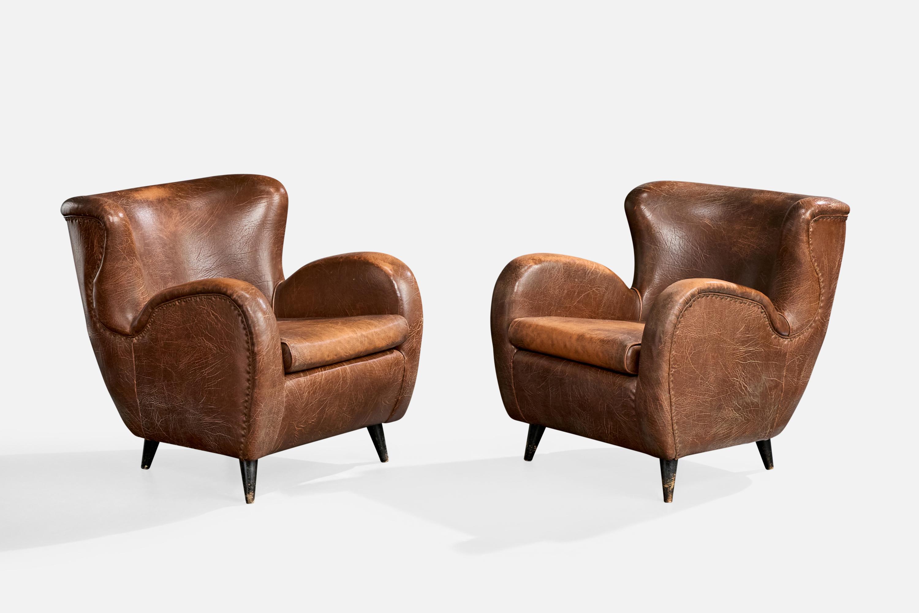 Pareja de sillones de salón de madera teñida de oscuro y cuero marrón diseñados por Carlo Hauner y producidos por Forma, Brasil, años 50.

Procedencia: Casa Teo, São Paulo.

Cuero vintage en buen estado.

Dimensiones totales (pulgadas): 30,25 
