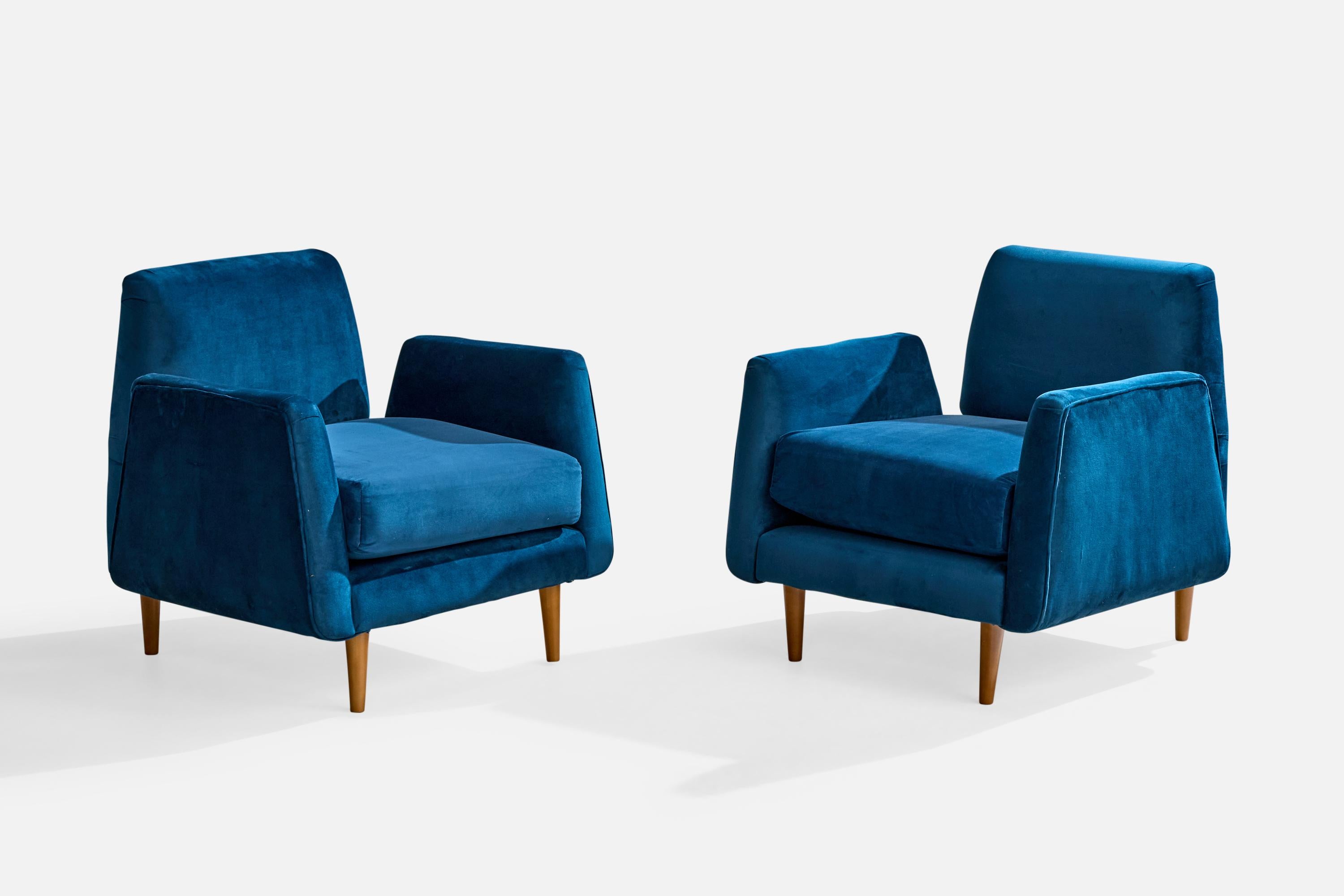 Pareja de tumbonas de terciopelo azul diseñadas por Carlo Hauner y producidas por Forma Brazil, c. 1950.

Desgaste propio de la edad y el uso. 

Retapizado en algún momento de la historia reciente.

Dimensiones totales (pulgadas): 28,0 