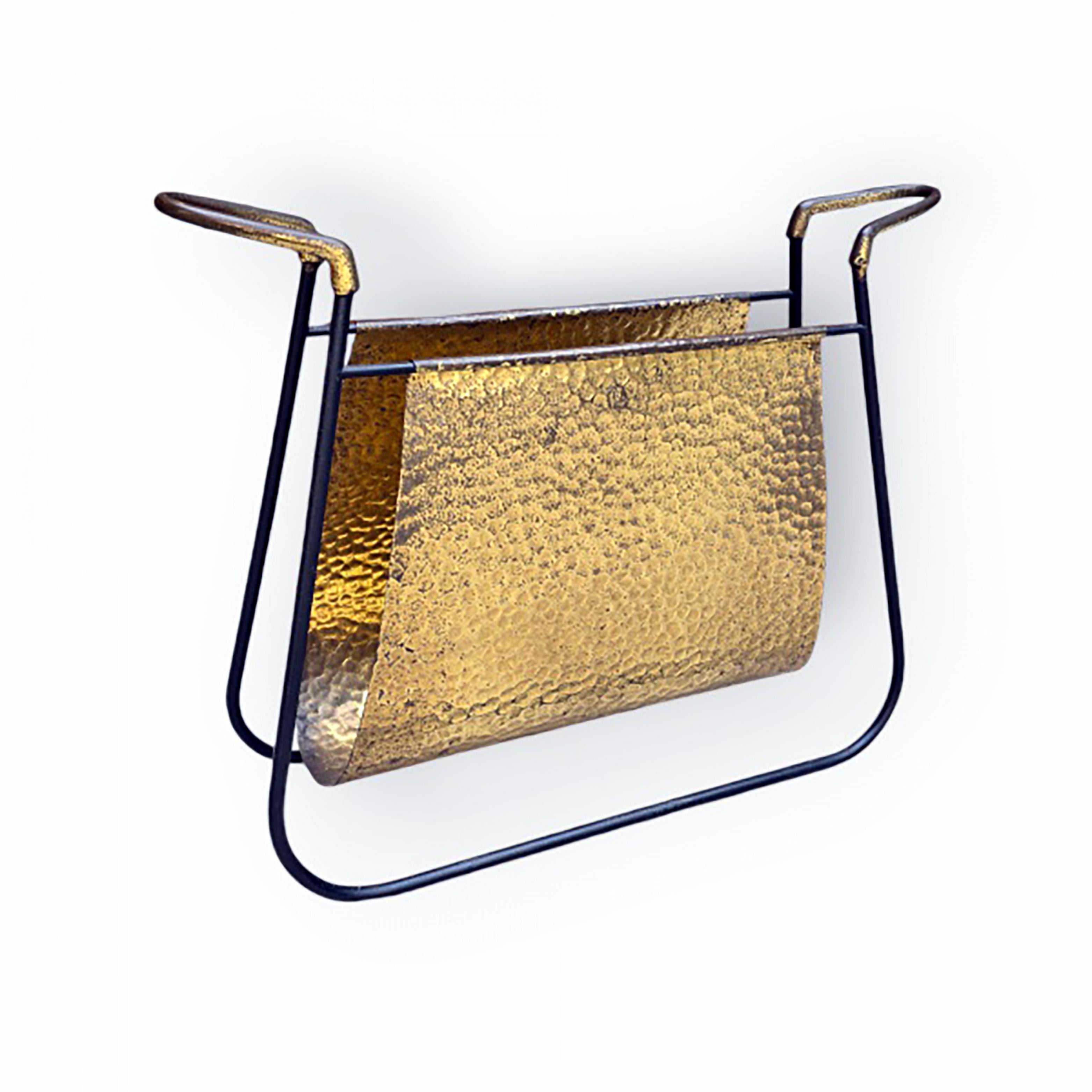 Questo raro portariviste, disegnato intorno al 1950 da Carlo Hauner, combina sottilmente eleganza e funzionalità. Basata su una base in metallo laccato nero, emana un look contemporaneo e garantisce una perfetta stabilità. Il contrasto tra la base