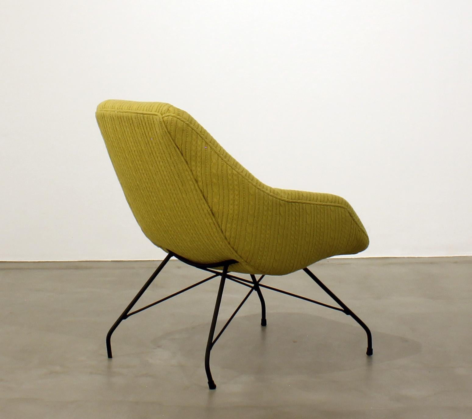 Fauteuil brésilien Concha magnifiquement retapissé par Carlo Hauner et Martin Eisler. Un design emblématique du mobilier moderne brésilien du milieu du siècle, avec un revêtement à motifs détaillés dans une couleur qui attire le regard.  Extrêmement