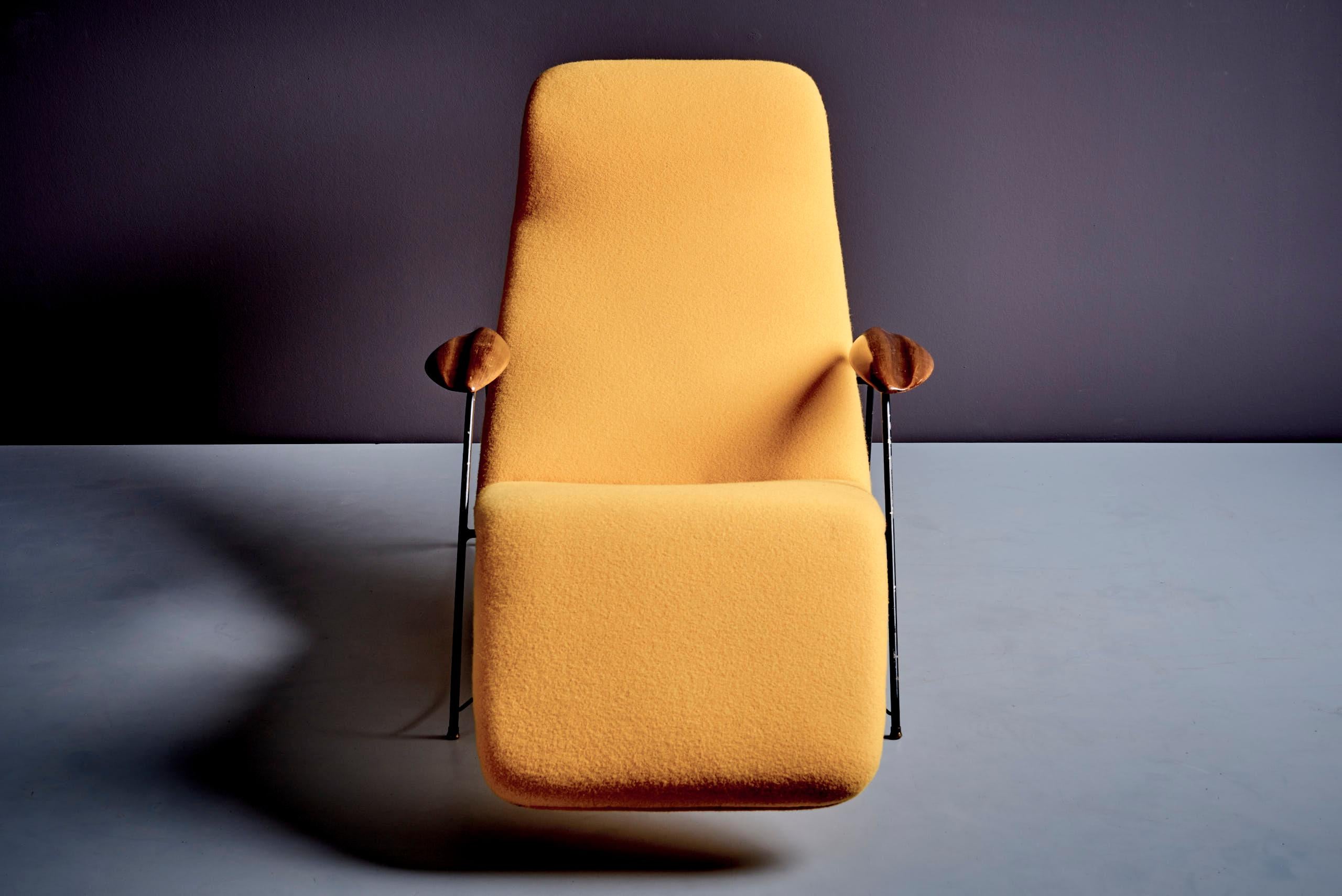 Chaise longue extrêmement rare de Carlo Hauner et Martin Eisler, produite par Forma. Une pièce saisissante dotée d'une délicate structure en acier avec des pieds en laiton et des accoudoirs en bois organiquement sculptés. L'assise est recouverte de