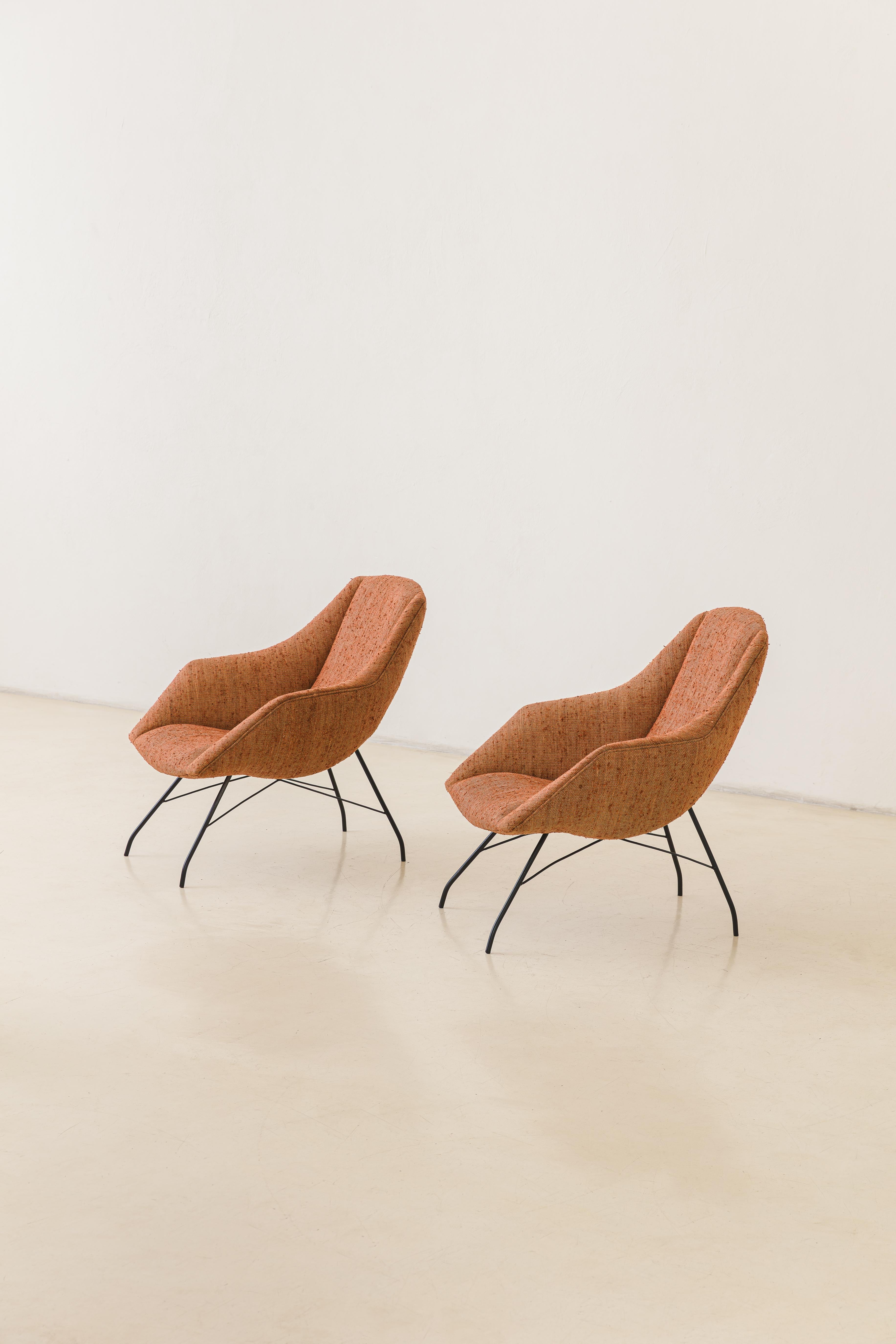 Cette paire de fauteuils Concha a été conçue dans les années 1950 par Carlo Hauner (1927-1997) et Martin Eisler (1913-1977). Ils ont été fabriqués par Móveis Artesanal, puis par Forma S.A. Móveis e Objetos de Arte et est devenue l'une des pièces les