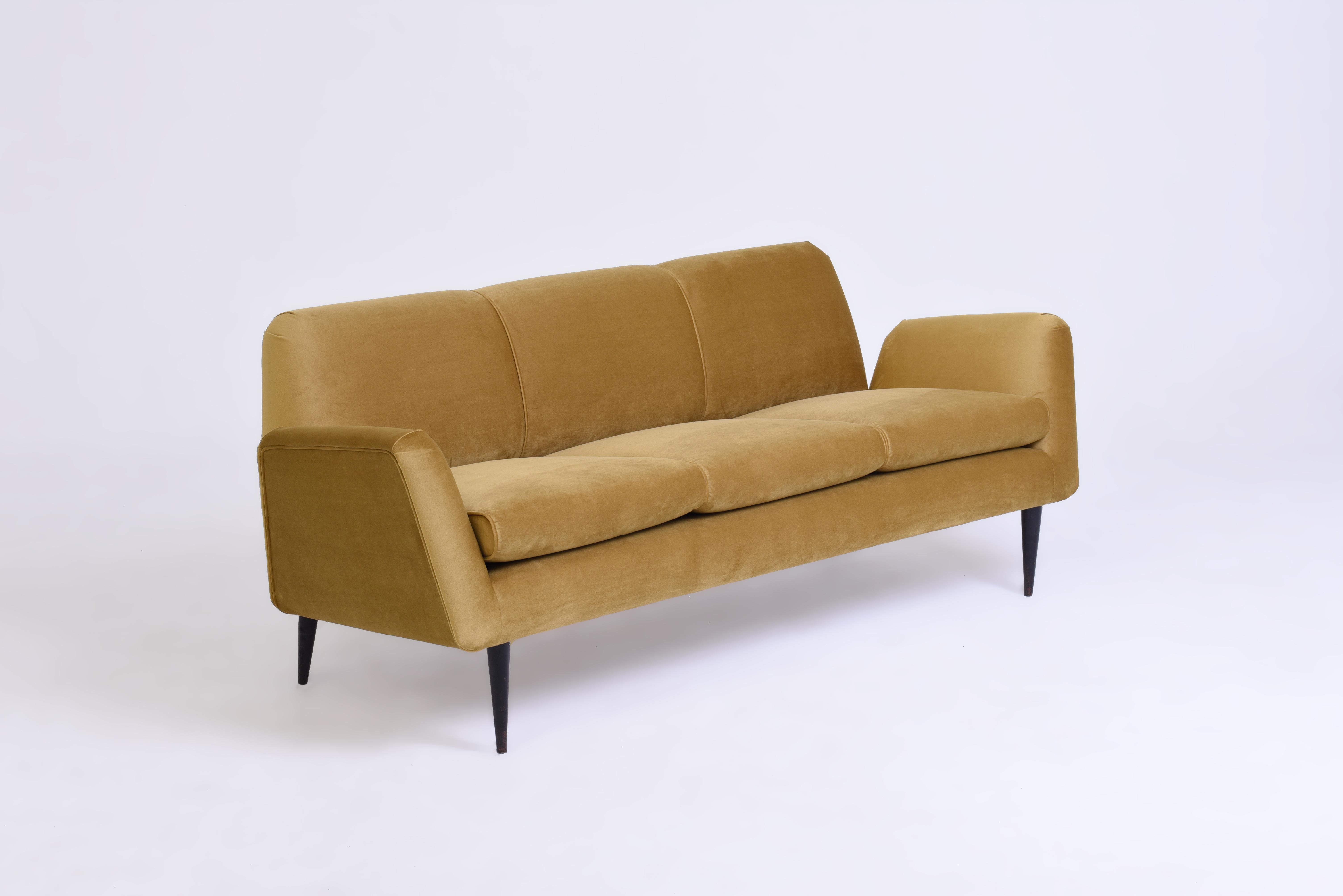 Sofa designed by Carlo Hauner & Martin Eisler in the 1950s, for their manufacturing company, Forma Brasil
Newly reupholstered in velvet, feet in imbuia wood.