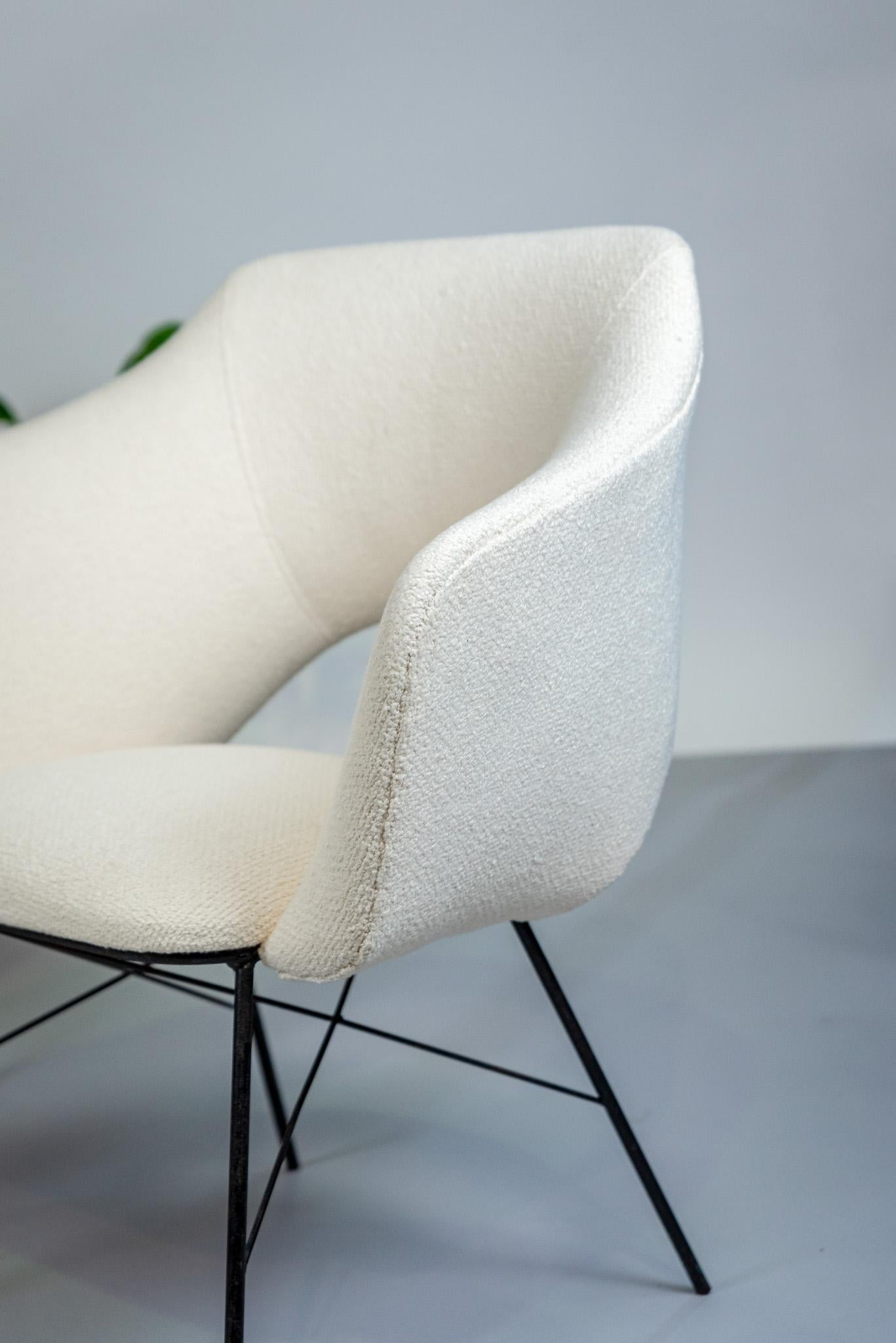 Paire de fauteuils en métal tubulaire et tapisserie en coton bouclé, produits par Forma dans les années 1960. Le célèbre duo de designers signe ici une pièce innovante dans laquelle on retrouve les éléments qui ont fait leur réputation de créateurs