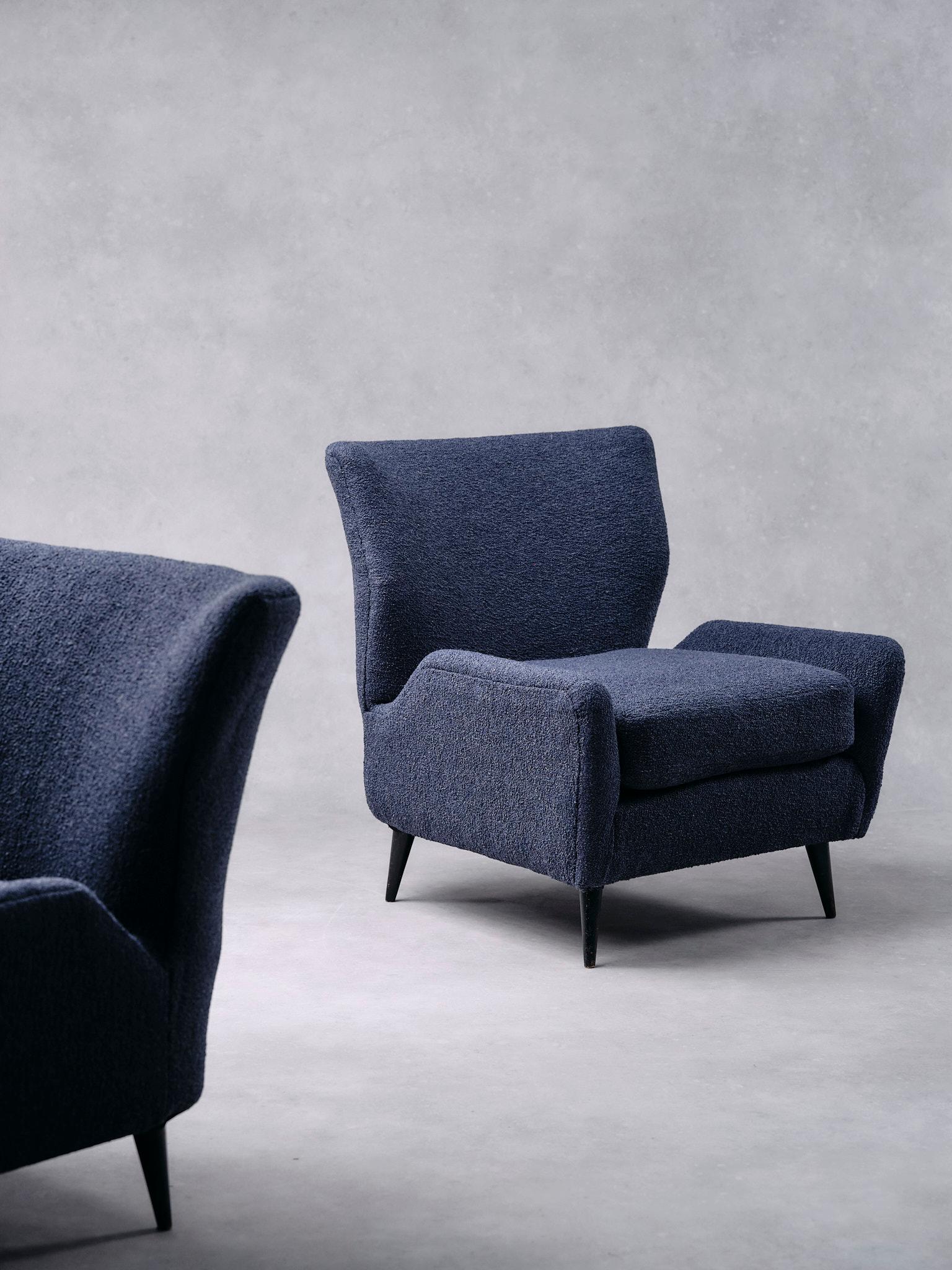 Brasiliano Carlo Hauner & Martin Eisler coppia di poltrone con schienale alto tappezzate di blu in vendita