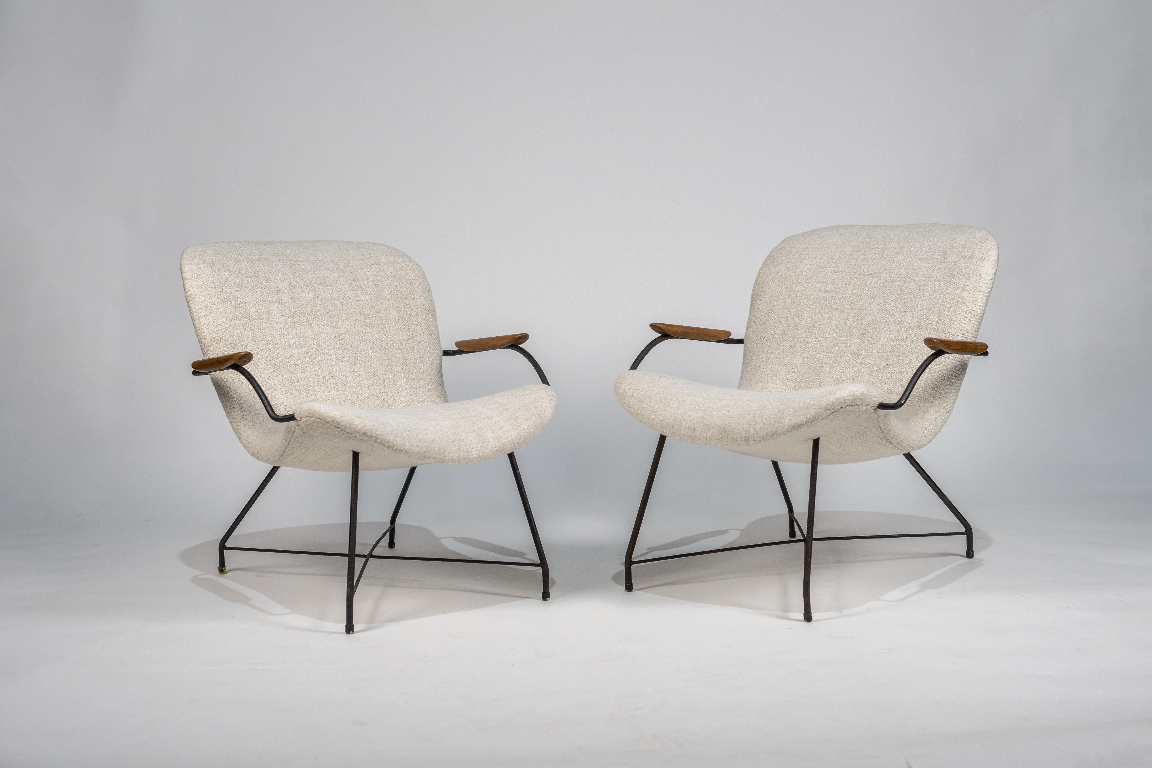 This pair of armchairs, created by the designer duo Carlo Hauner and Martin Eisler, reflects the characteristic style of Brazilian design of the 1950s and 1960s. The dimensions of each armchair are 73 x 68 x 41 cm, with a seat height of 41 cm,
