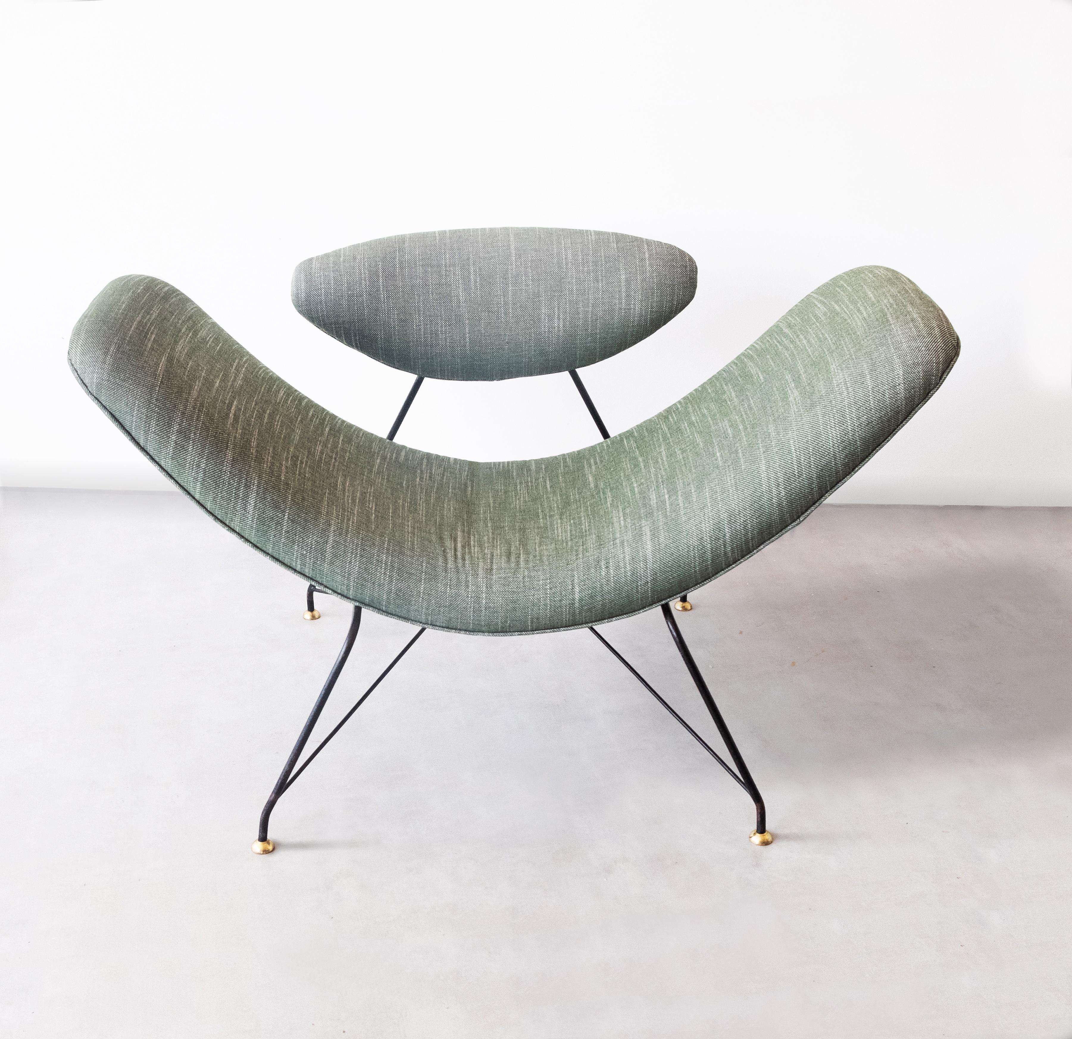 The Reversible is one of the most iconic armchairs in Brazilian Modern Design, and it is today a wonderful example of the awesome creations by the prolific duo Eisler & Hauner and their company Forma. Martin Eisler designed this sculptural chair in