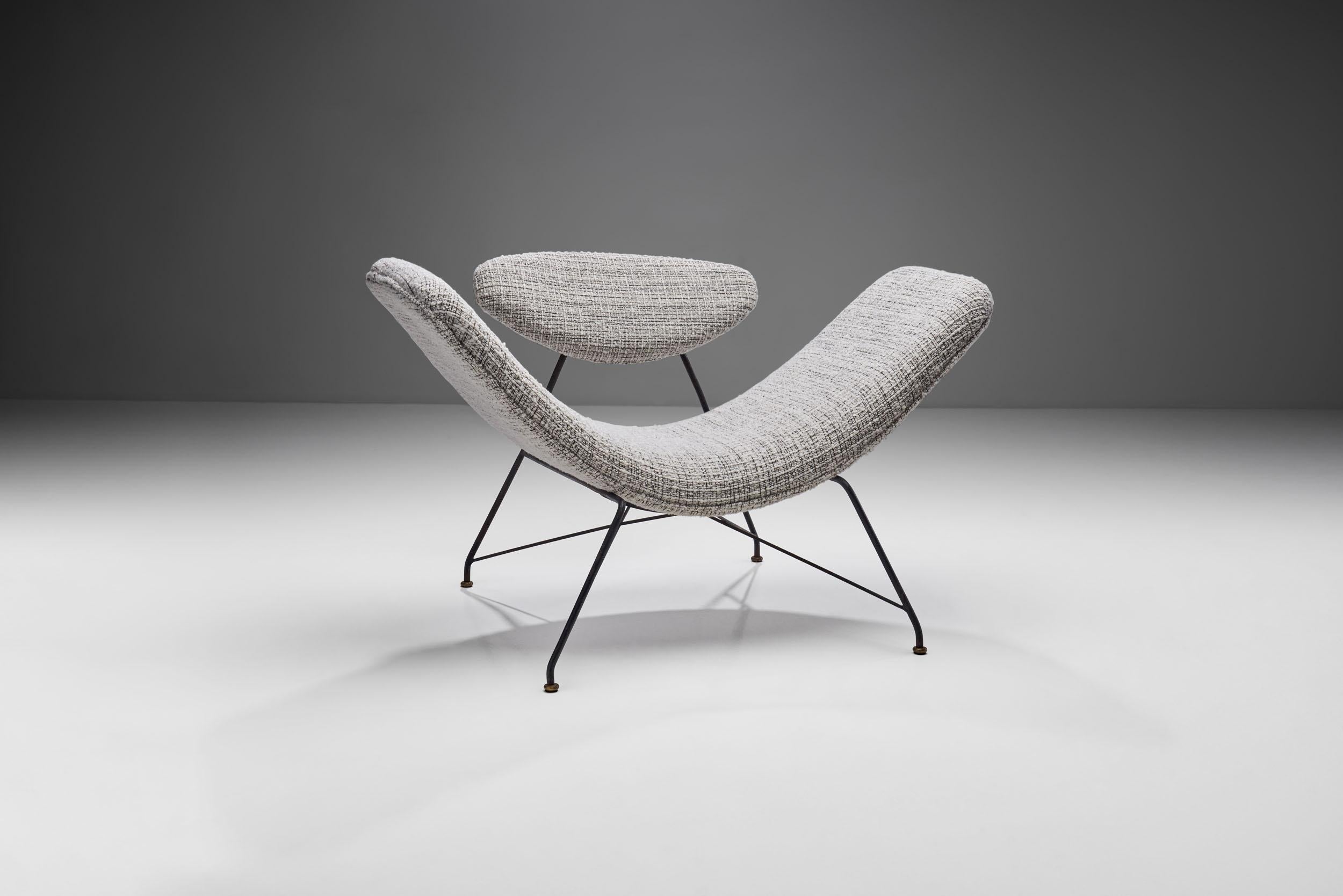 This “Reversivel” (Reversible) chair is without a doubt a Brazilian design icon. It is considered to be one of the most emblematic armchairs of Brazilian Modern Design. Martin Eisler designed this sculptural armchair in 1955.

The uniqueness of