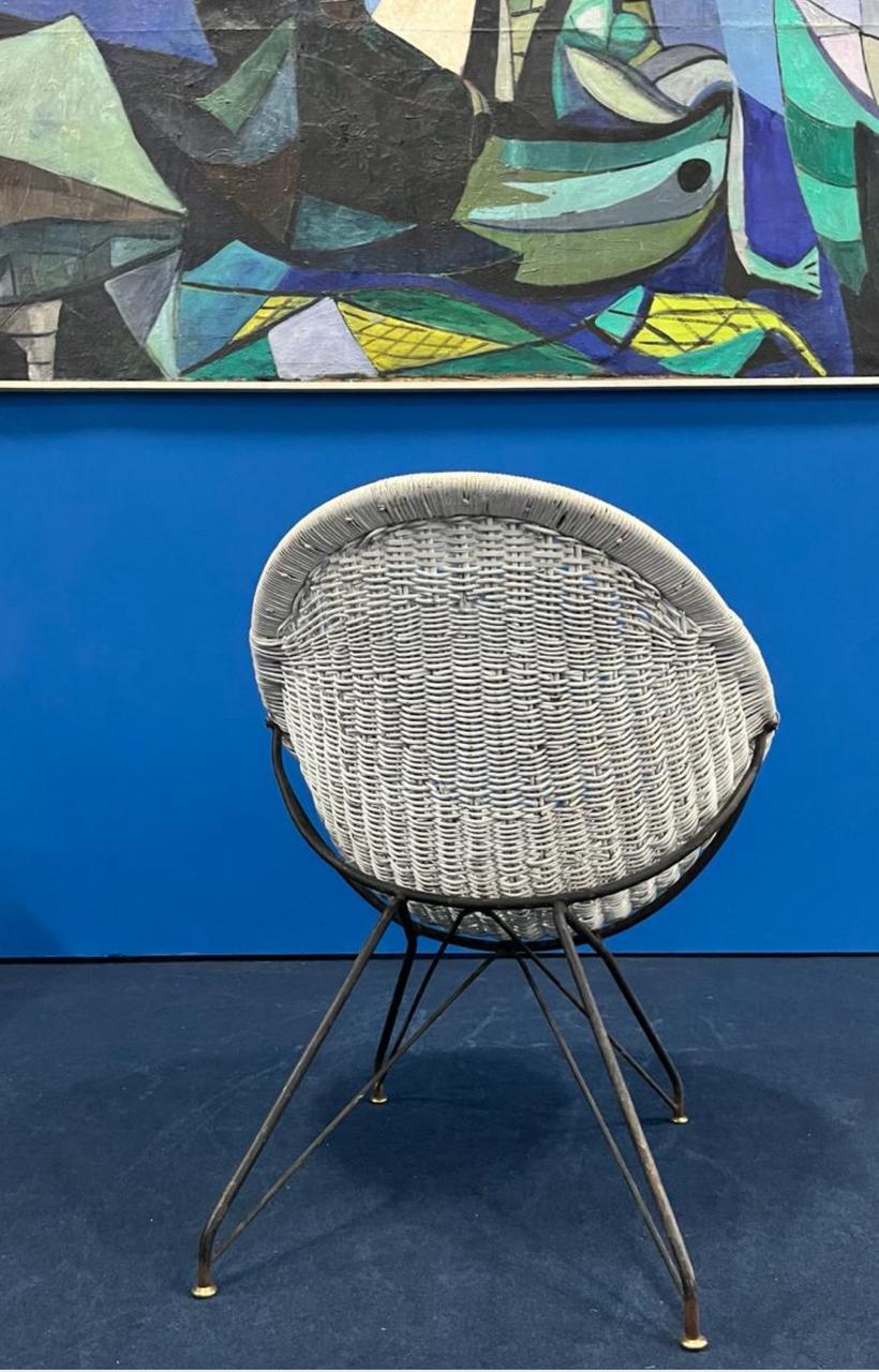 Extremely rare armchair in white rattan (original painting from the fabric) in an elliptical format, made over an iron structure with cufflinks. This model was featured in several publications of the time, above it is in an 