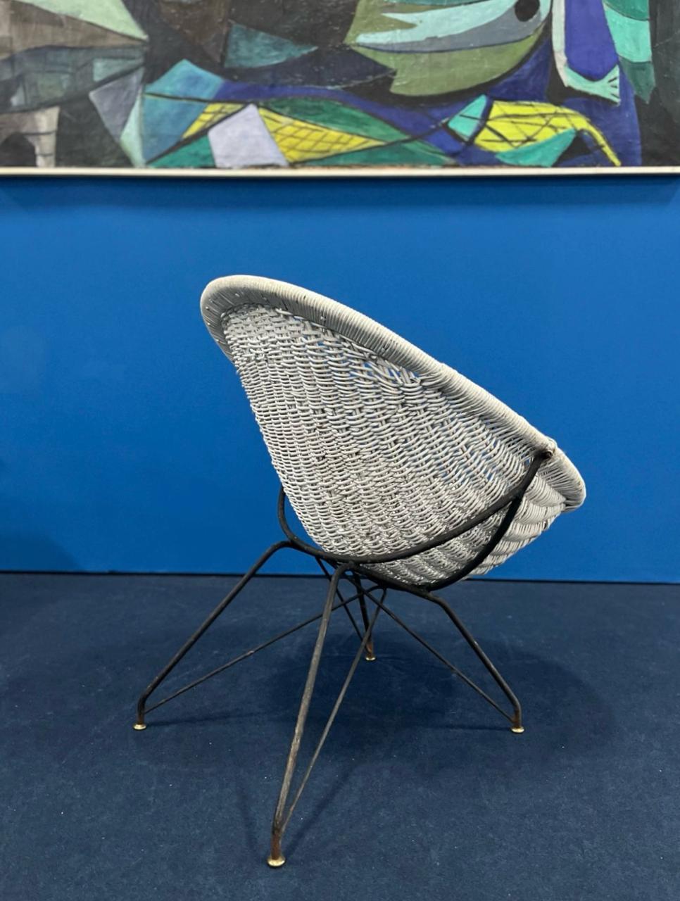 Carlo Hauner für Móveis Artesanal. Mid-Century Modern Armchair aus Rattan und Eisen (20. Jahrhundert) im Angebot