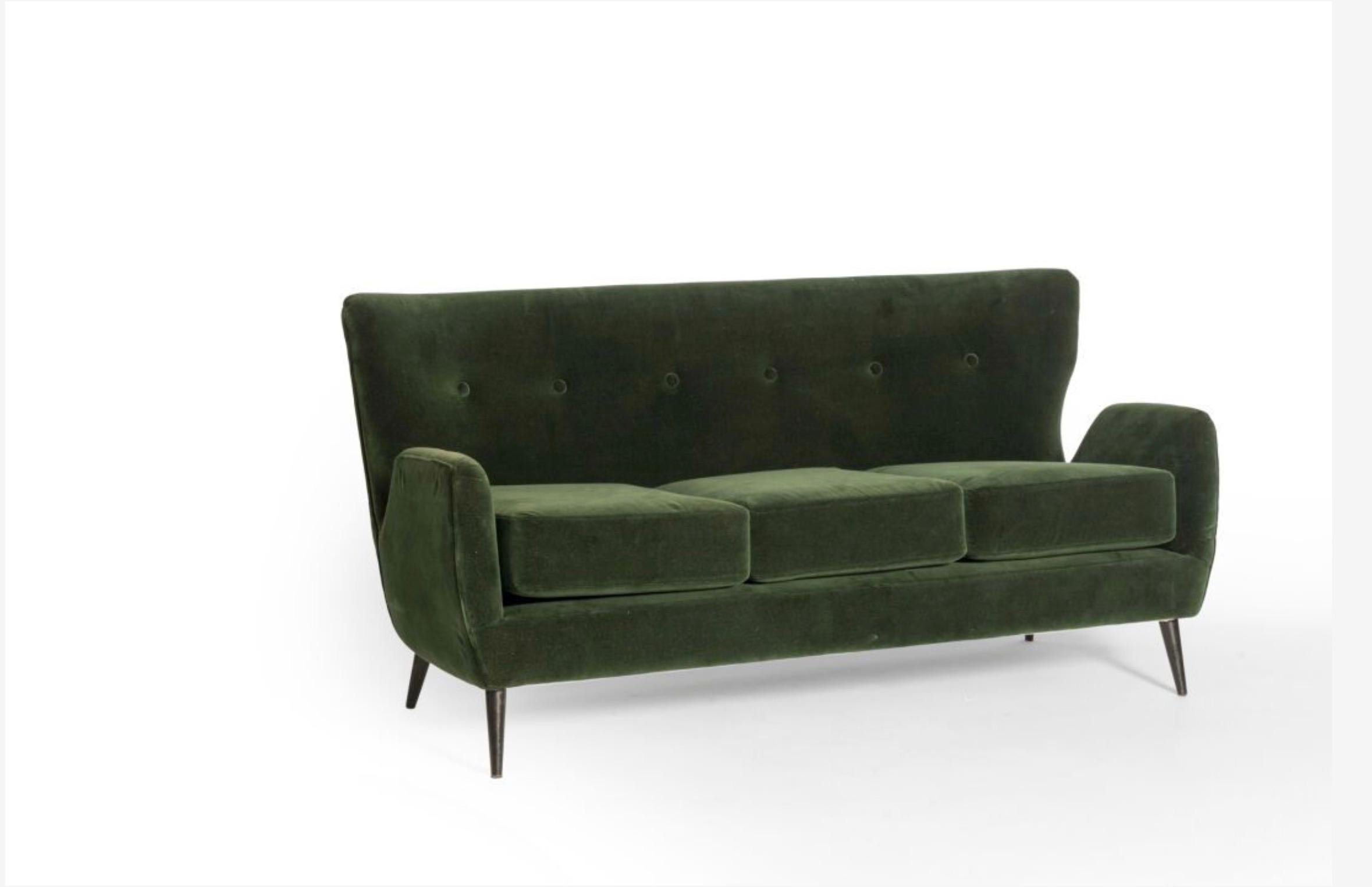 Dieses dreisitzige Sofa, das vollständig mit grünem Baumwollsamt bezogen ist, ist die Synthese des modernen brasilianischen Geistes.

Die leicht geschwungene Rückenlehne verleiht dem Stück in Komposition mit den geschwungenen Armlehnen Sinnlichkeit.