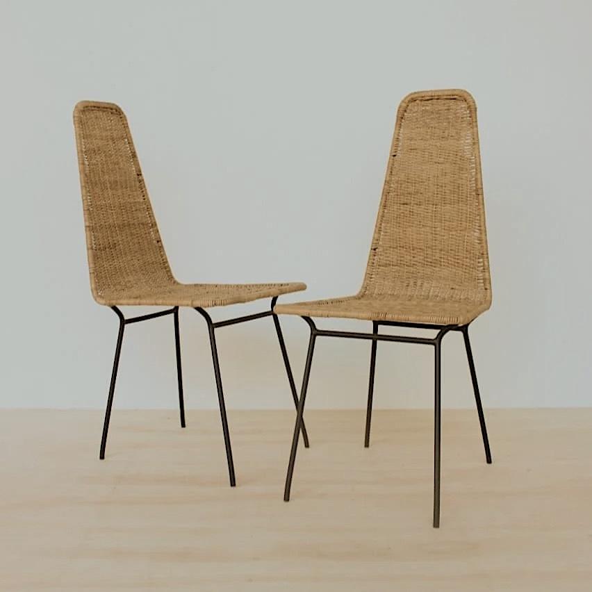 La série de 4 chaises en rotin conçue par Carlo Hauner, datant d'environ 1950, est un superbe exemple de design intemporel. Fabriquées en rotin et en métal, ces chaises allient élégance et durabilité. Chaque chaise mesure 95 centimètres de haut, 42