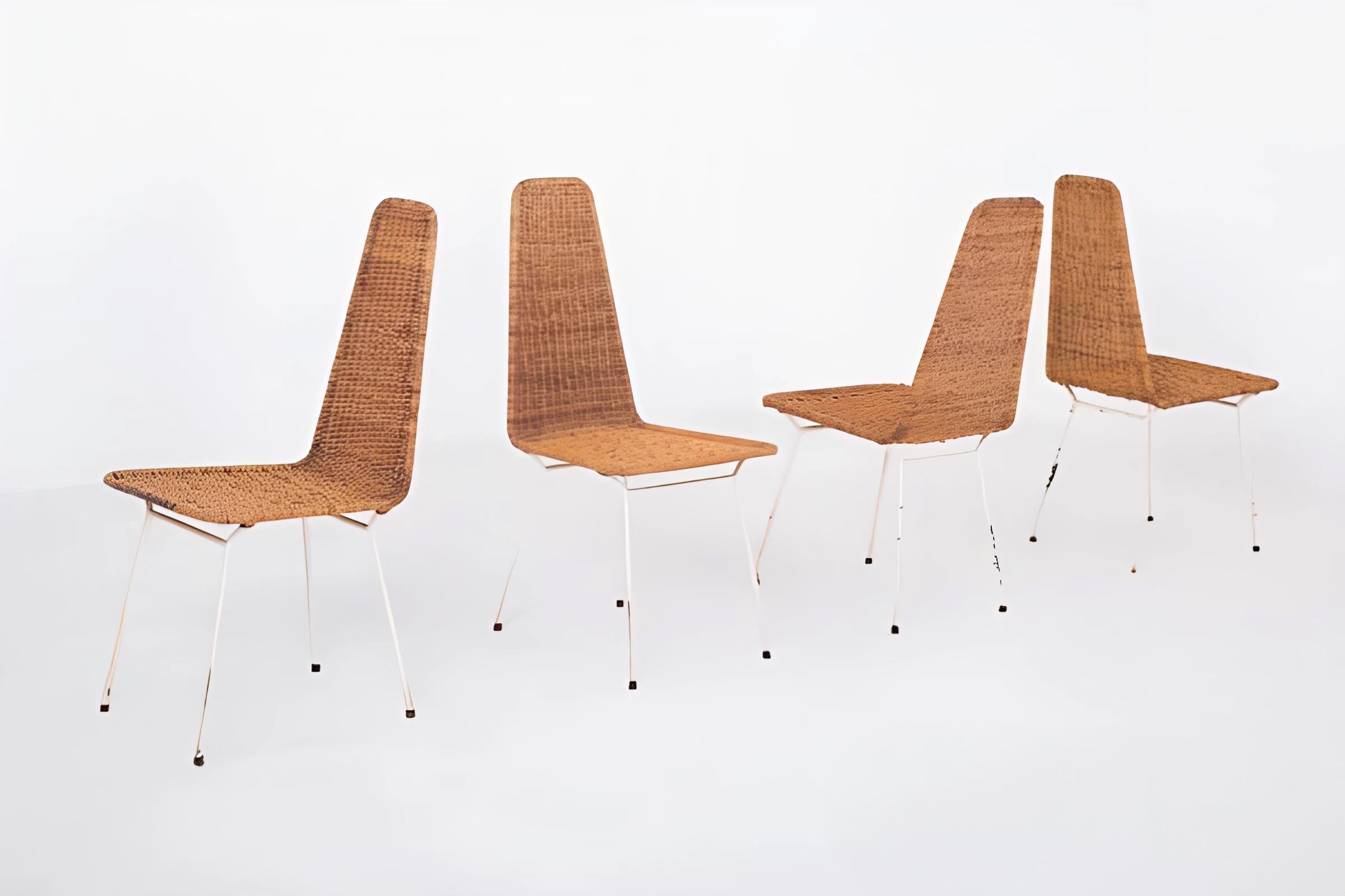 La série de 4 chaises en rotin conçue par Carlo Hauner, datant d'environ 1950, est un superbe exemple de design intemporel. Fabriquées en rotin et en métal, ces chaises allient élégance et durabilité. Chaque chaise mesure 95 centimètres de haut, 42
