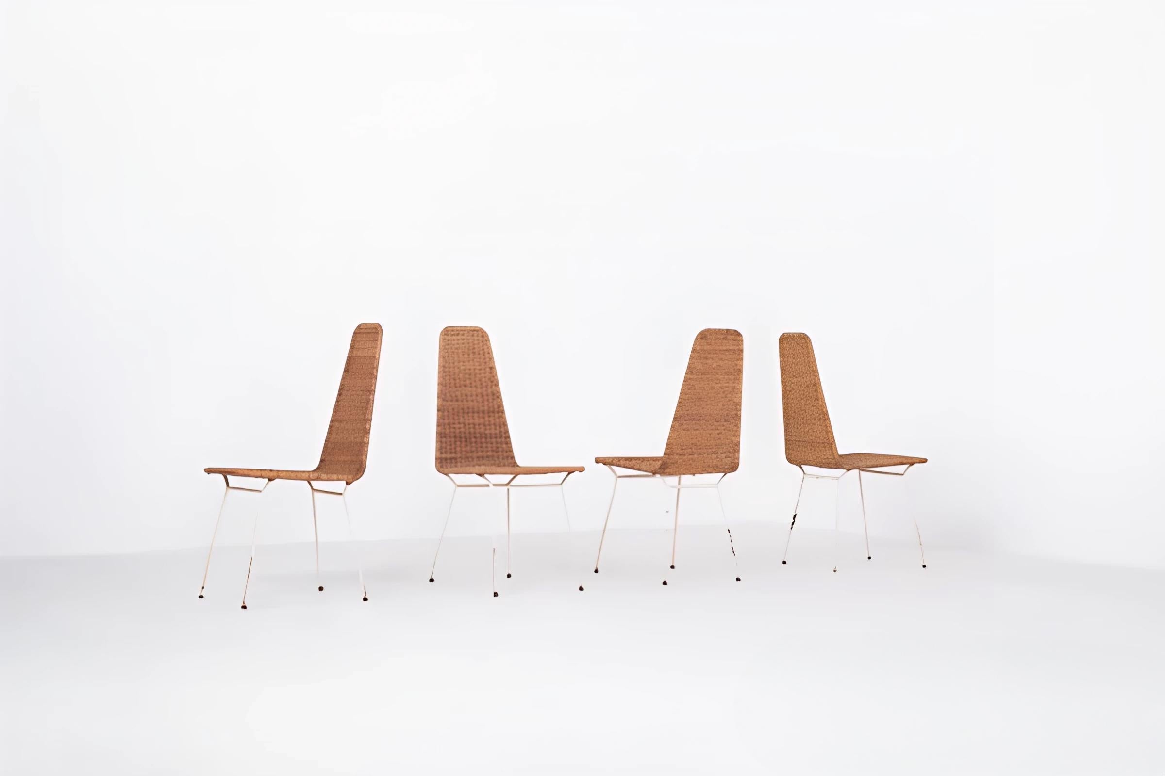 Fait main Carlo Hauner. Suite de 4 chaises en rotin, vers 1950. Métal et rotin en vente