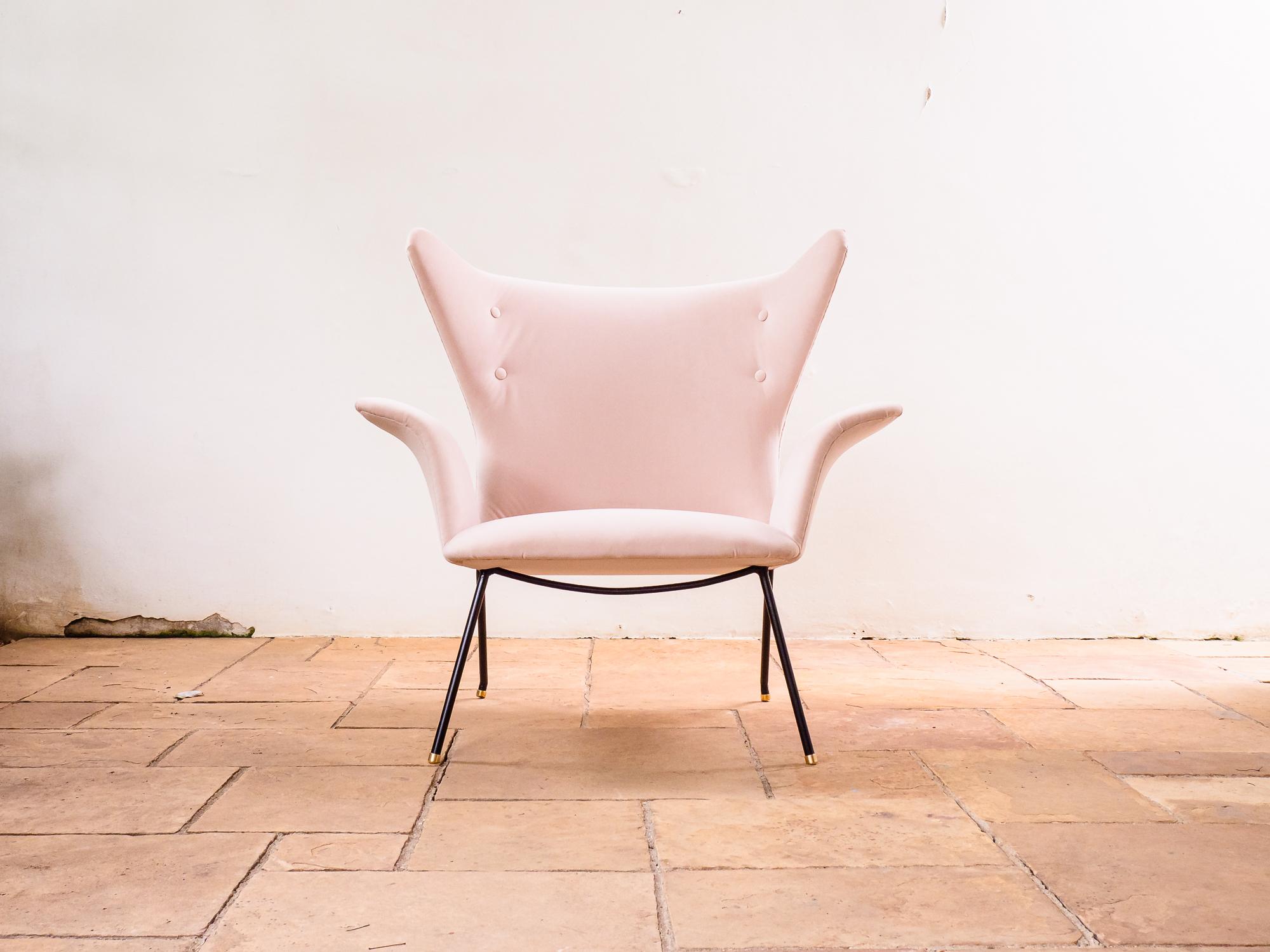 Rare and beautiful lounge chair, designed by Carlo Hauner for Móveis Artesanal in the early 1950s. 

Sharing some particularities with other prototypical designs from his early days in Brazil, this chair is probably a one off or part of a very