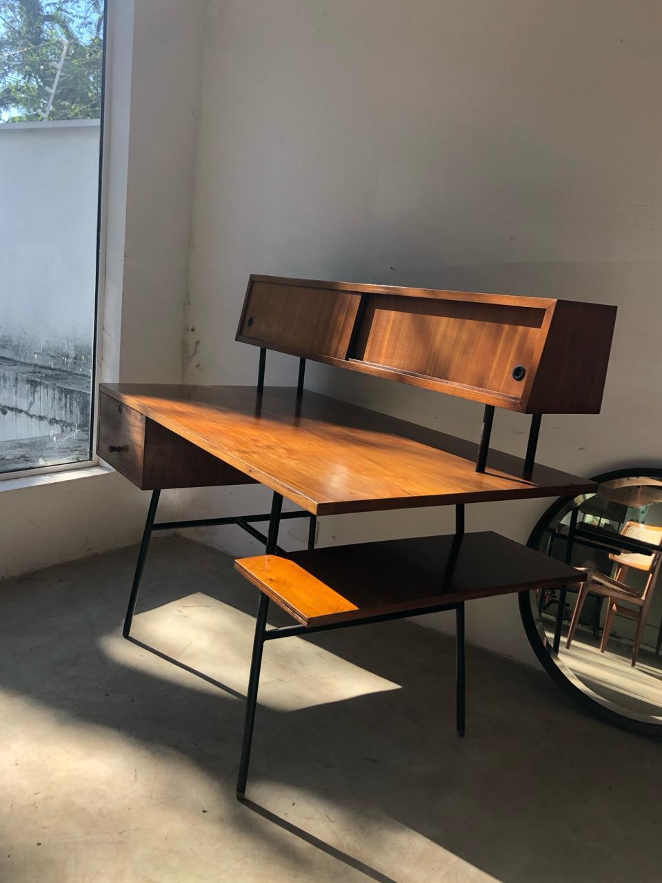 Carlo Hauner's Mid-Century Modern Personal Use Desk in Caviúna Wood and Iron For Sale 1