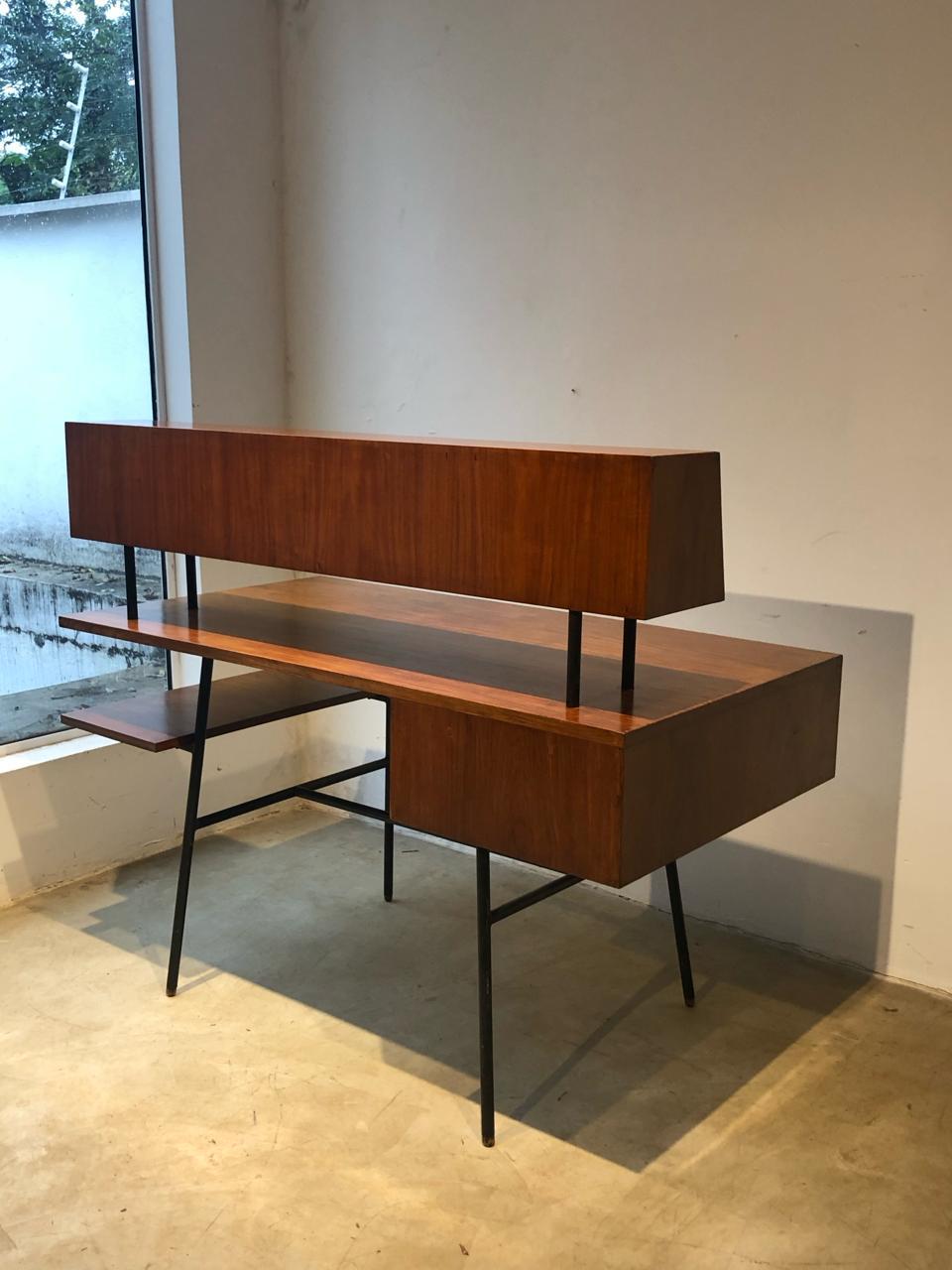 Carlo Hauner's Mid-Century Modern Personal Use Desk in Caviúna Wood and Iron For Sale 4