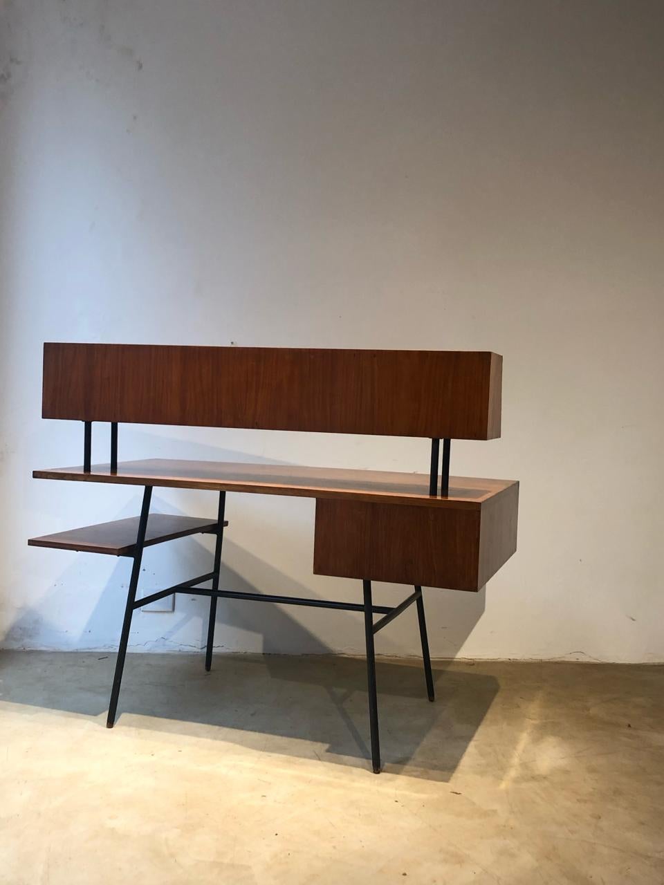 Carlo Hauner's Mid-Century Modern Personal Use Desk in Caviúna Wood and Iron For Sale 5