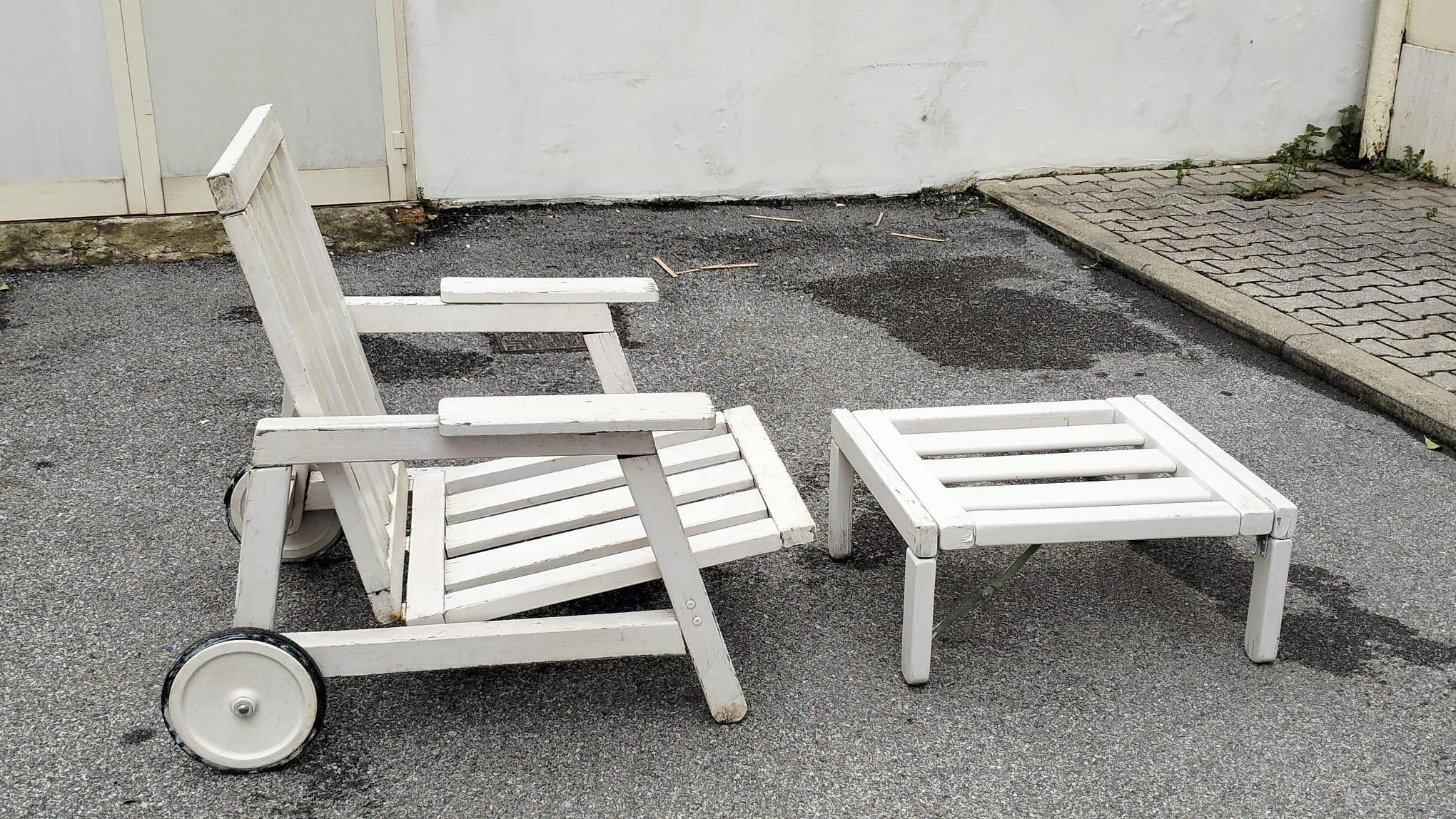 Carlo Hausner designer  Longue Chairs con Ottomano 1960,  produzione Fratelli Reguitti ,  Italia. La poltrona è reclinabile , è in legno laccato bianco, questo pezzo è originale e autentico , anche il colore è quello originale . Struttura perfetta .