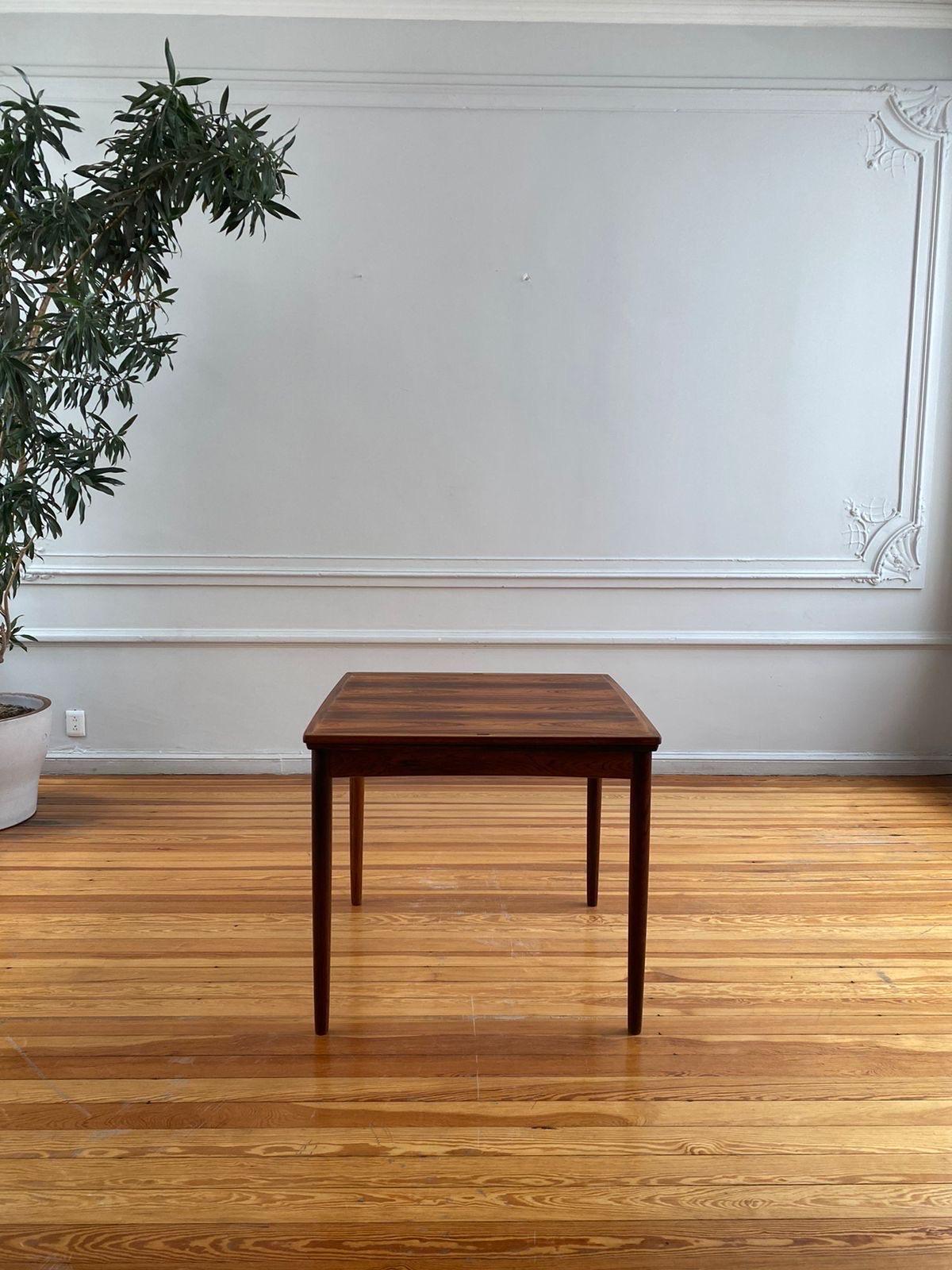 Danois Carlo Jensen pour Hundevad  Table à rallonge danoise moderne en bois de rose avec rallonges en vente