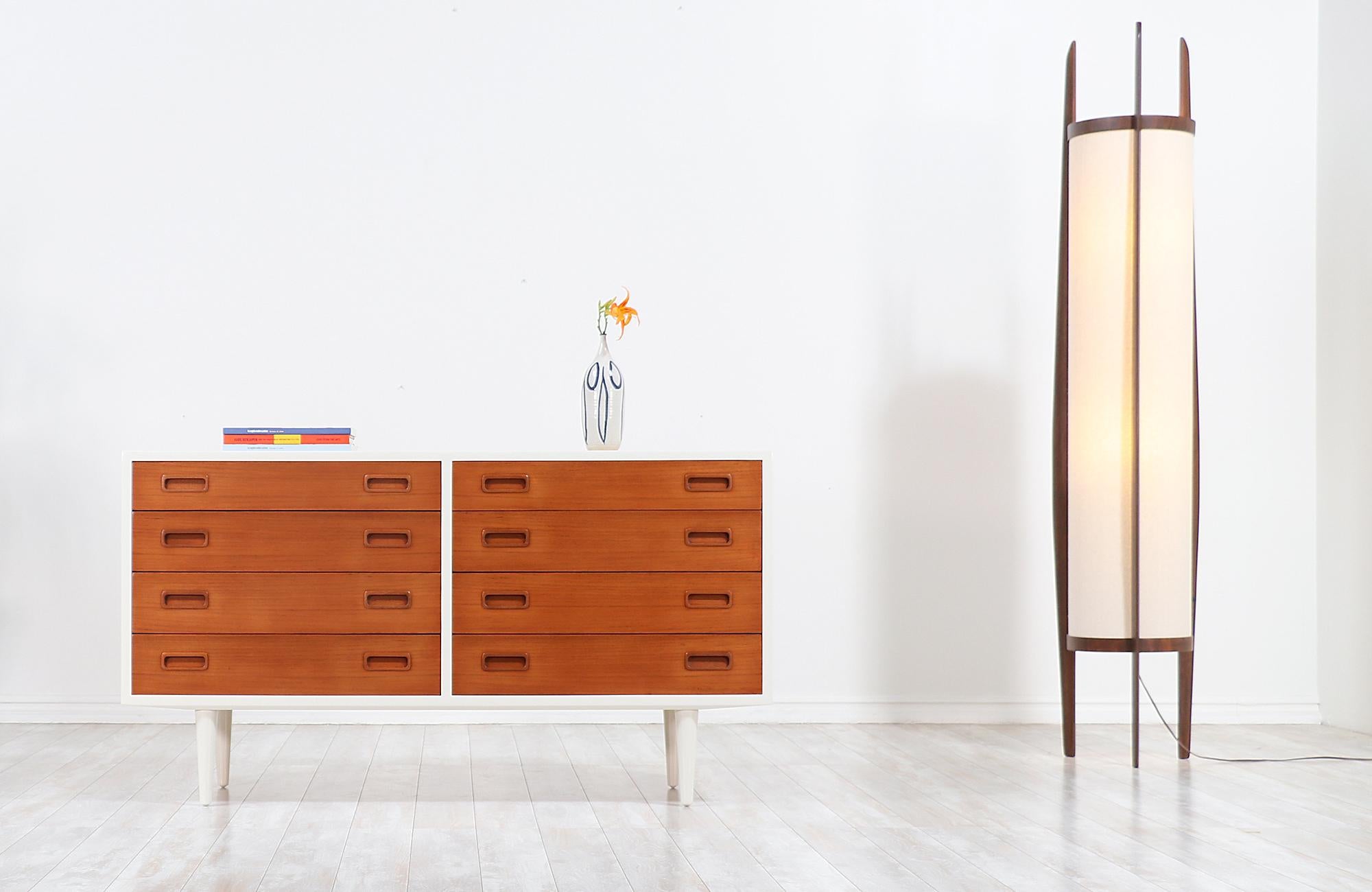 Beautiful modern dresser designed by Carlo Jensen for Hundevad & Co. in Denmark, circa 1960s. This stylish design features a smooth hand-polished white lacquered wood case and eight spacious dovetailed drawers in teak wood with rectangular recessed
