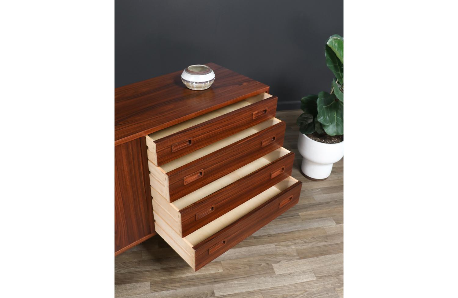 Carlo Jensen Credenza in legno di palissandro con porta bi-foldes in vendita 4
