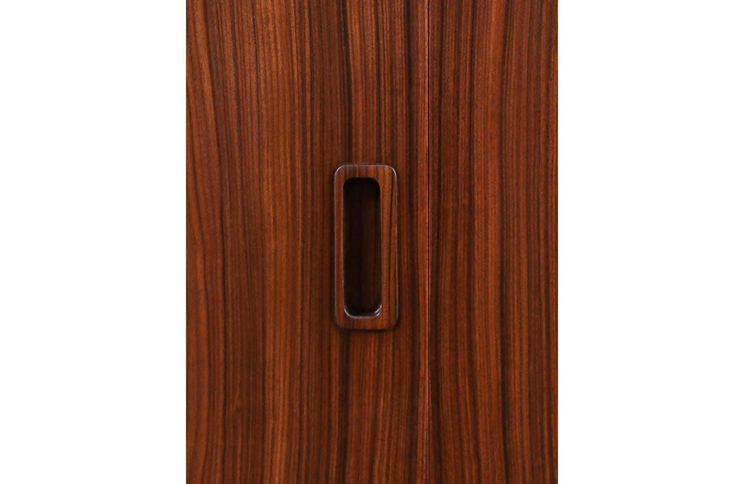 Carlo Jensen Credenza in legno di palissandro con porta bi-foldes in vendita 6