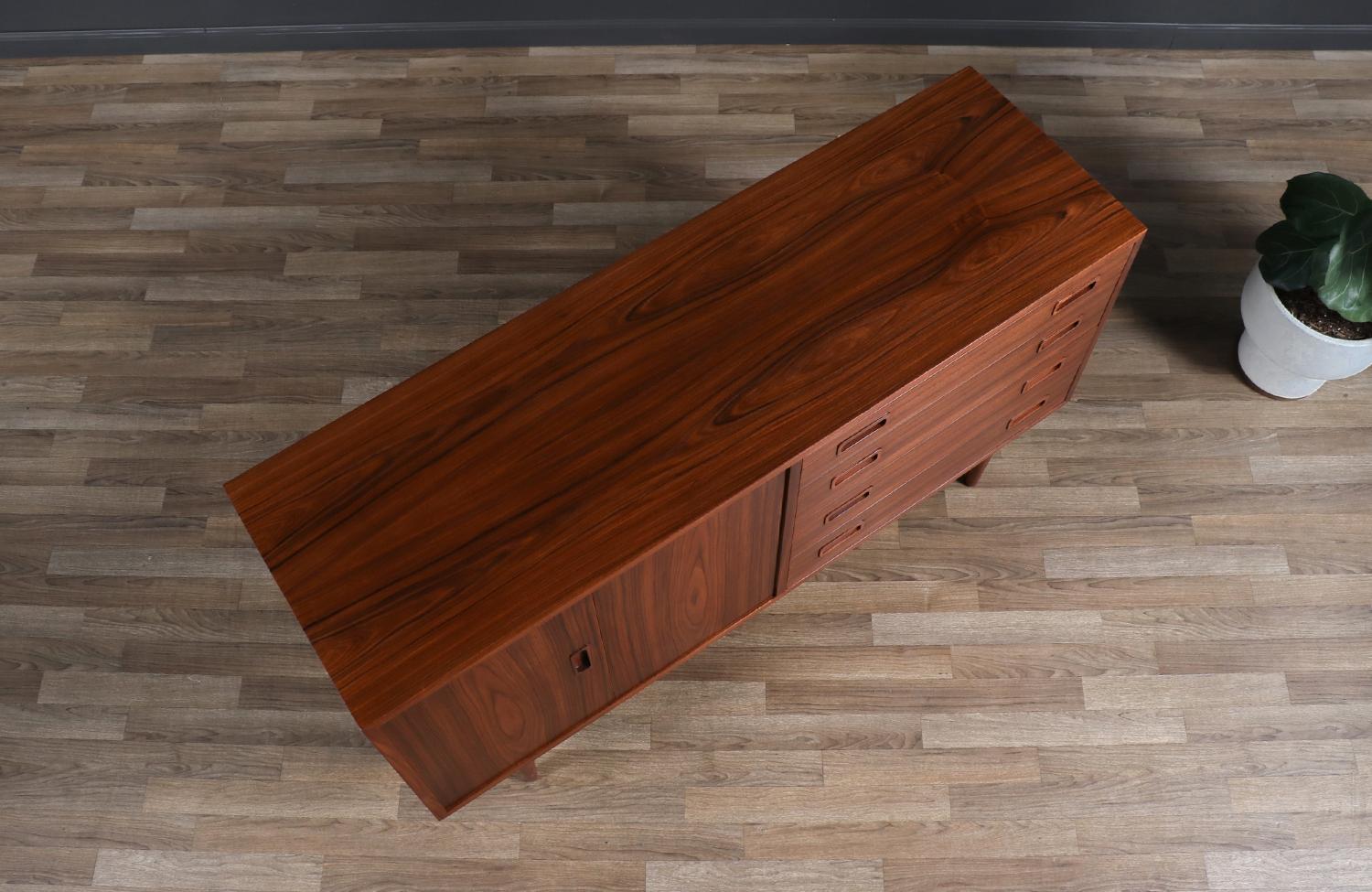 Carlo Jensen Credenza in legno di palissandro con porta bi-foldes in vendita 8