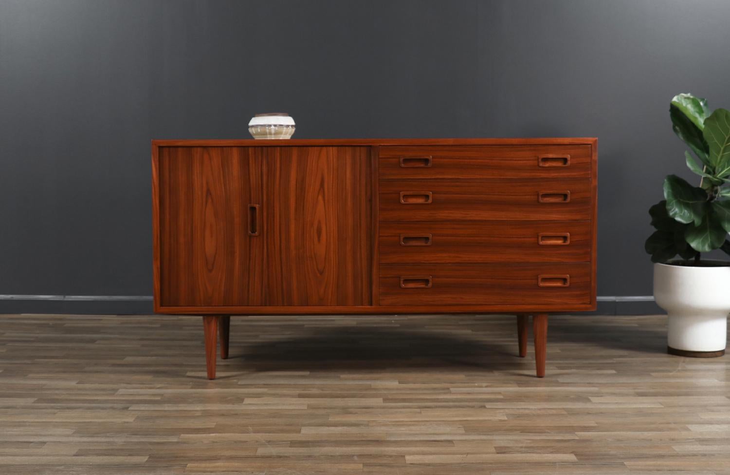 Mid-Century moderno Carlo Jensen Credenza in legno di palissandro con porta bi-foldes in vendita