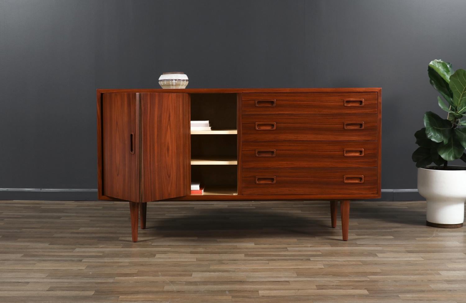 Danese Carlo Jensen Credenza in legno di palissandro con porta bi-foldes in vendita