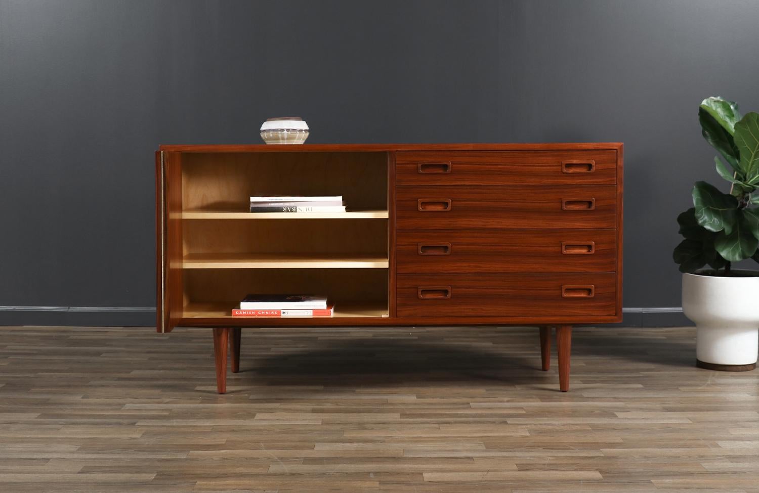 Carlo Jensen Credenza in legno di palissandro con porta bi-foldes In condizioni ottime in vendita a Los Angeles, CA