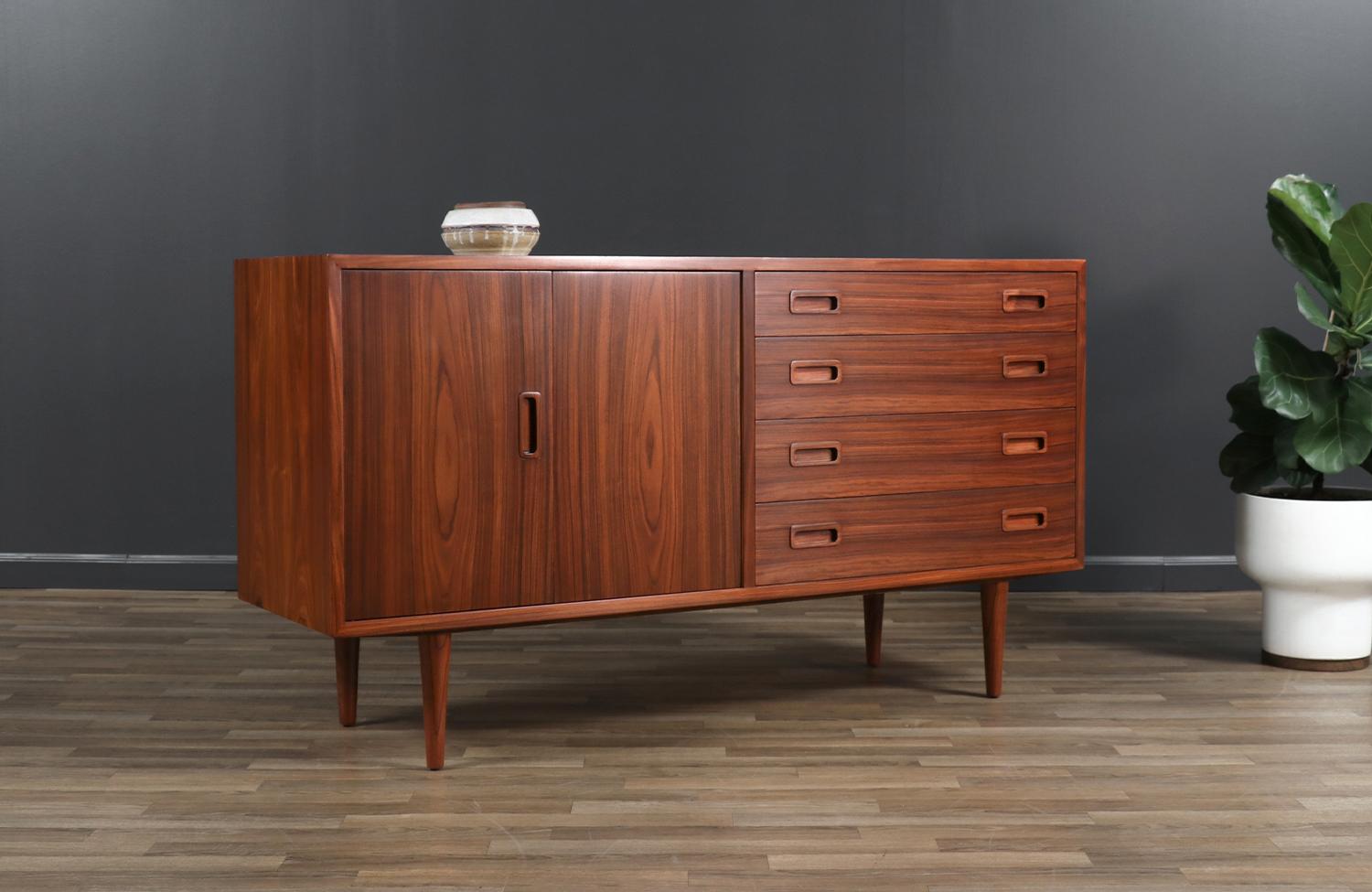 Metà XX secolo Carlo Jensen Credenza in legno di palissandro con porta bi-foldes in vendita