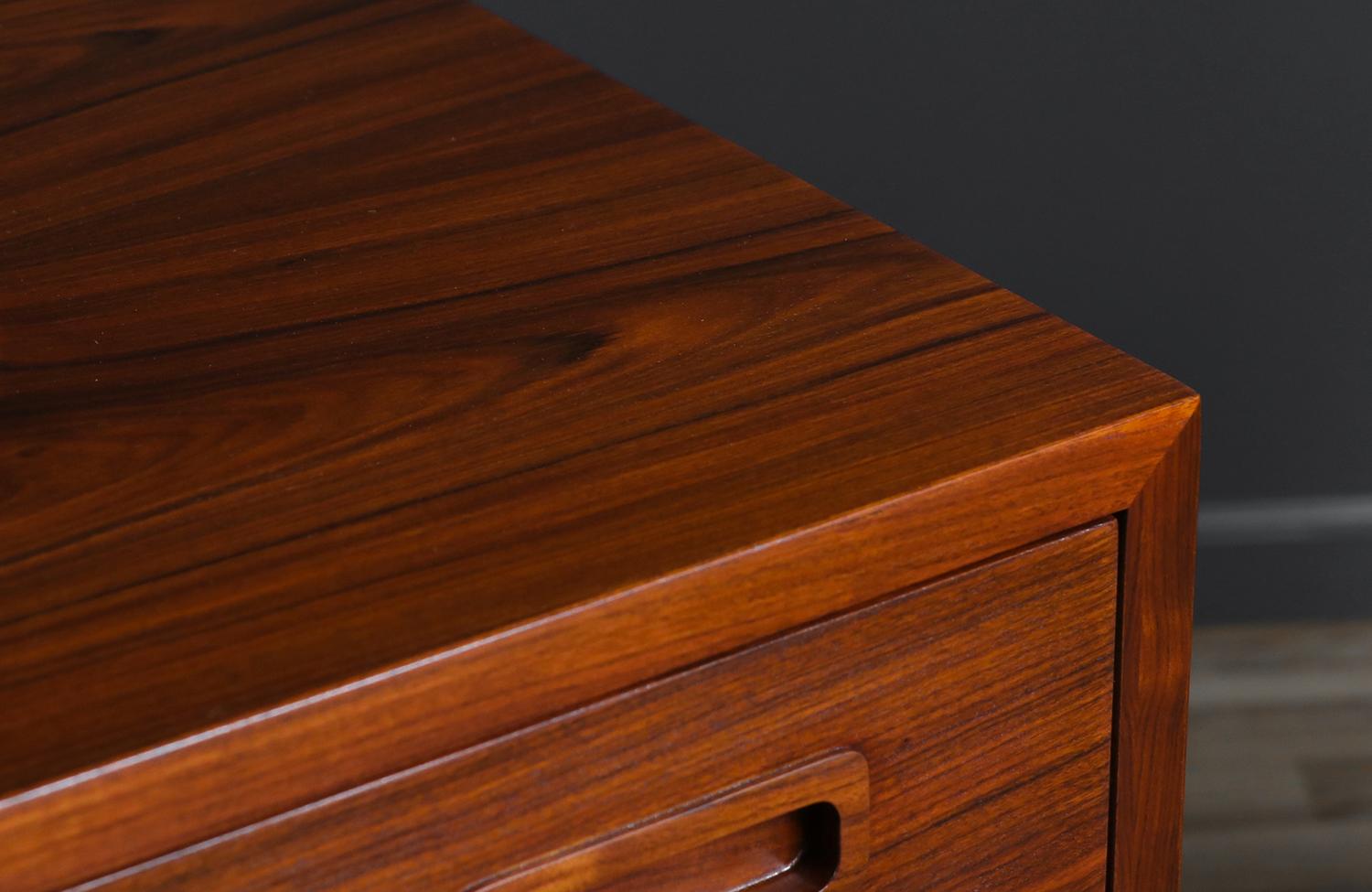 Betulla Carlo Jensen Credenza in legno di palissandro con porta bi-foldes in vendita