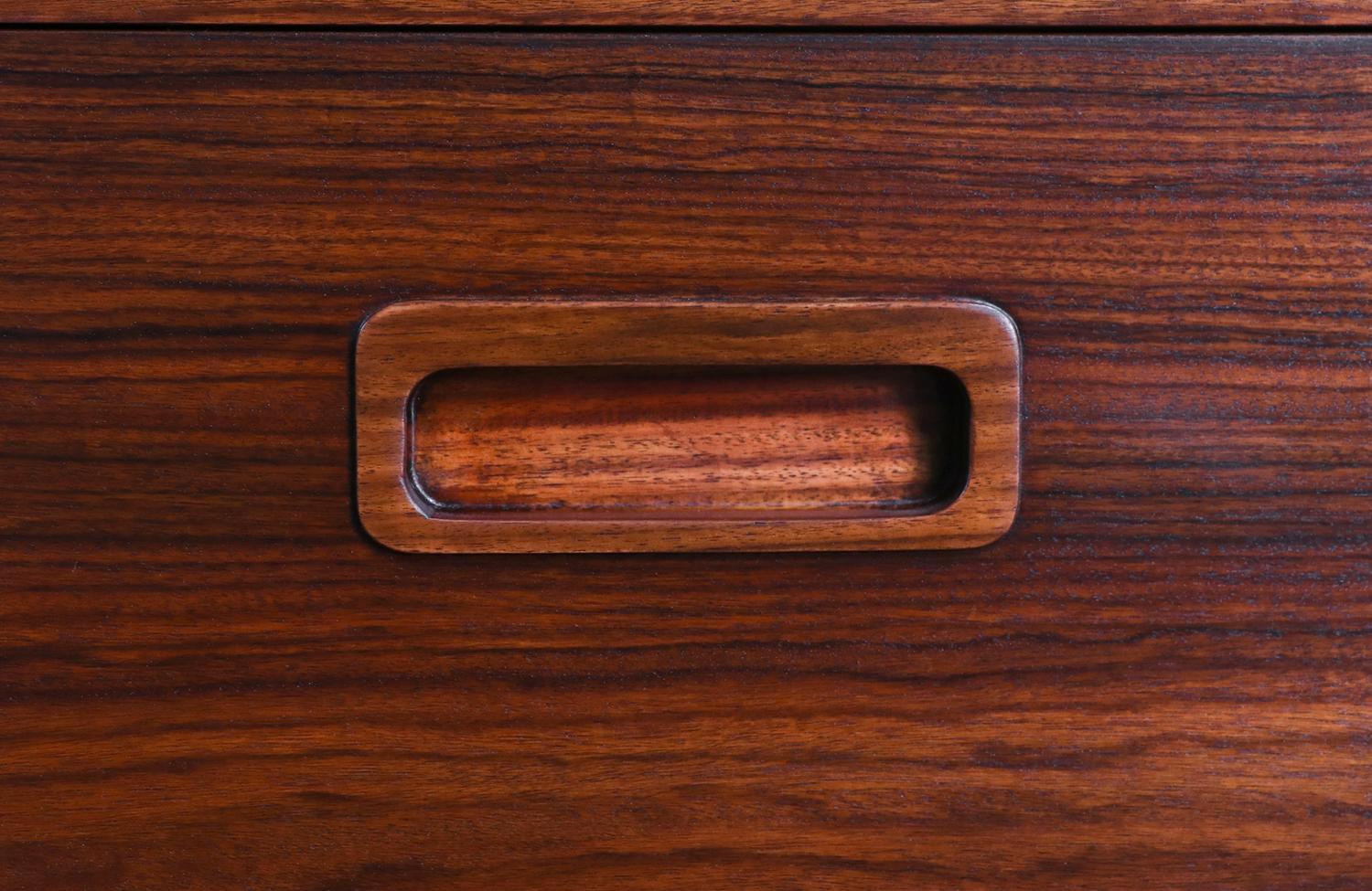 Carlo Jensen Credenza in legno di palissandro con porta bi-foldes in vendita 1