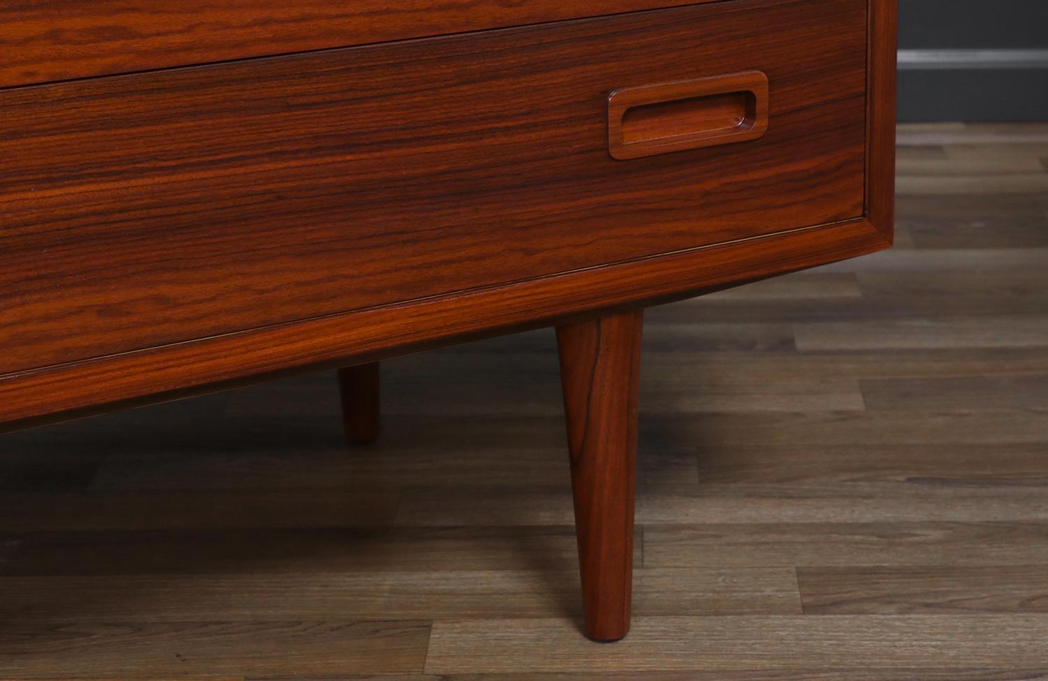 Carlo Jensen Credenza in legno di palissandro con porta bi-foldes in vendita 2